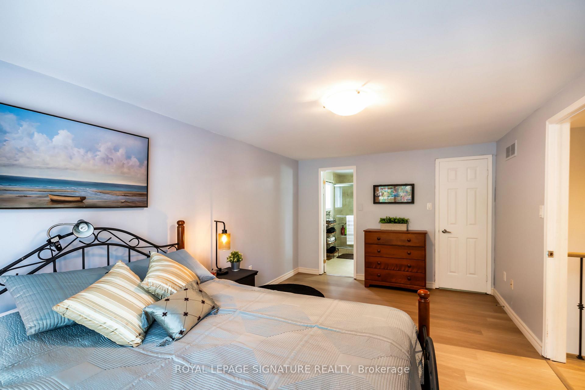 Photo 10 of 27 Twelve Oaks Drive, Aurora, Aurora Village — HOMEH