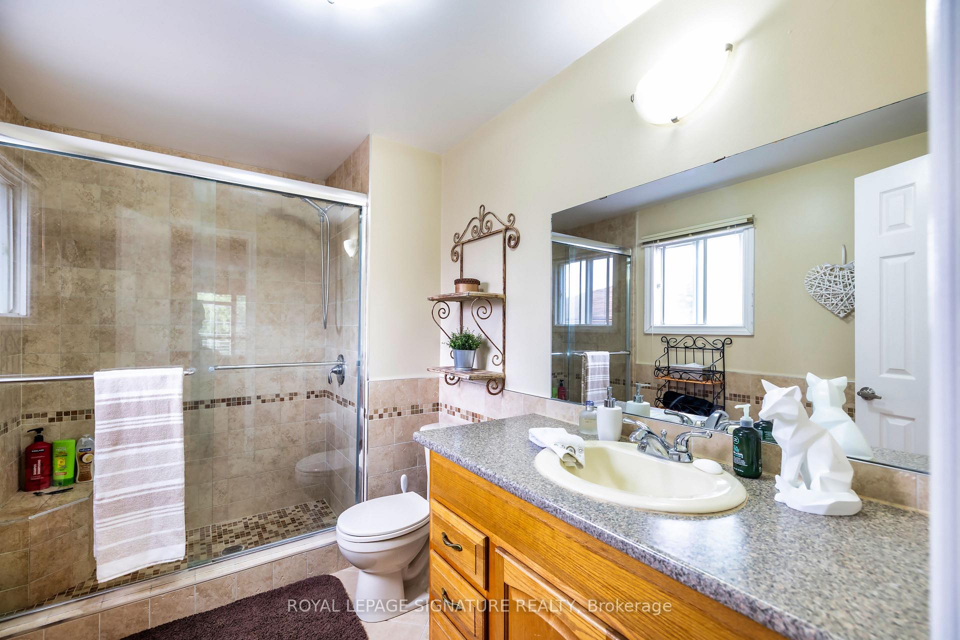 Photo 15 of 27 Twelve Oaks Drive, Aurora, Aurora Village — HOMEH