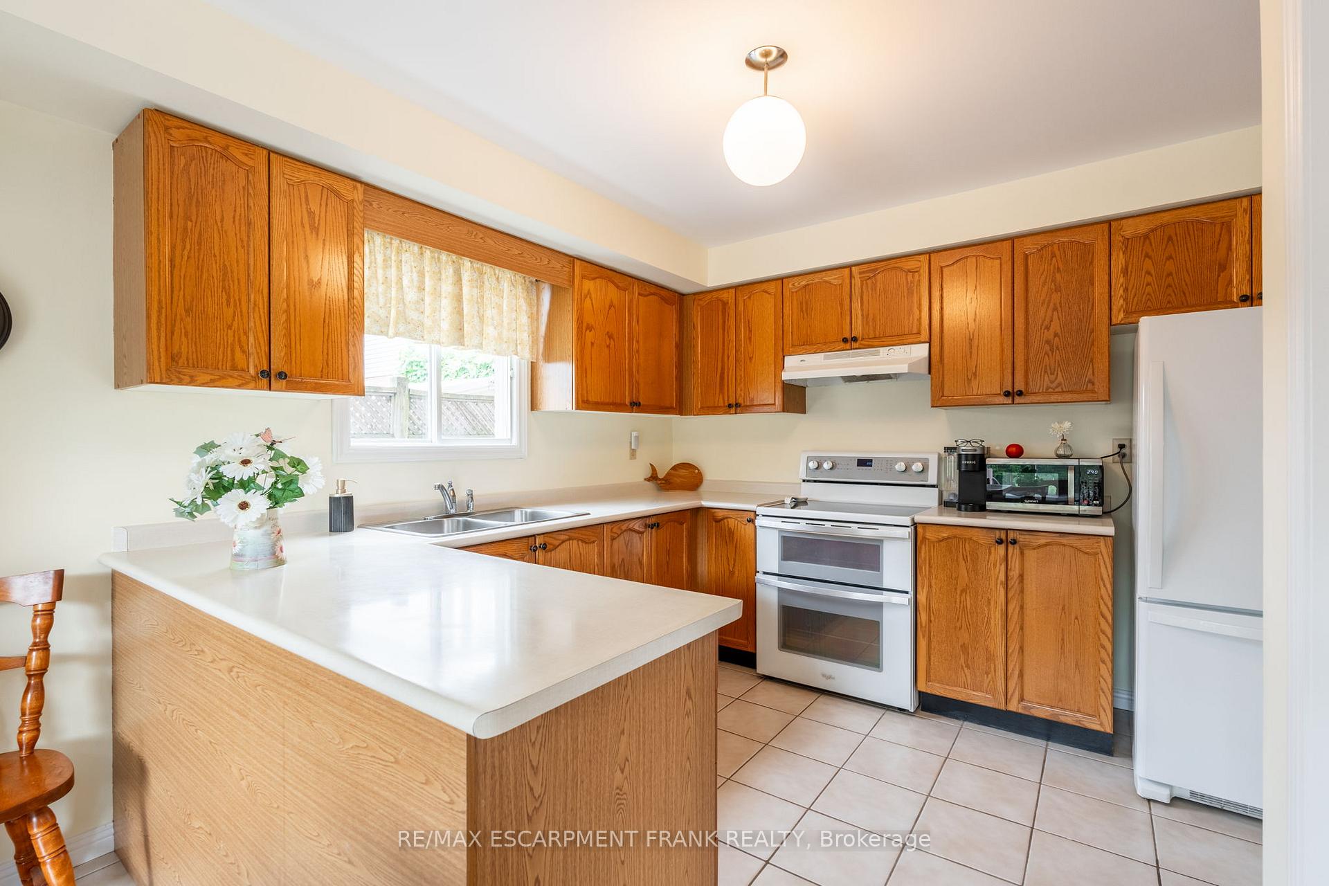 Photo 14 of 168 Sirente Drive, Hamilton, Crerar — HOMEH