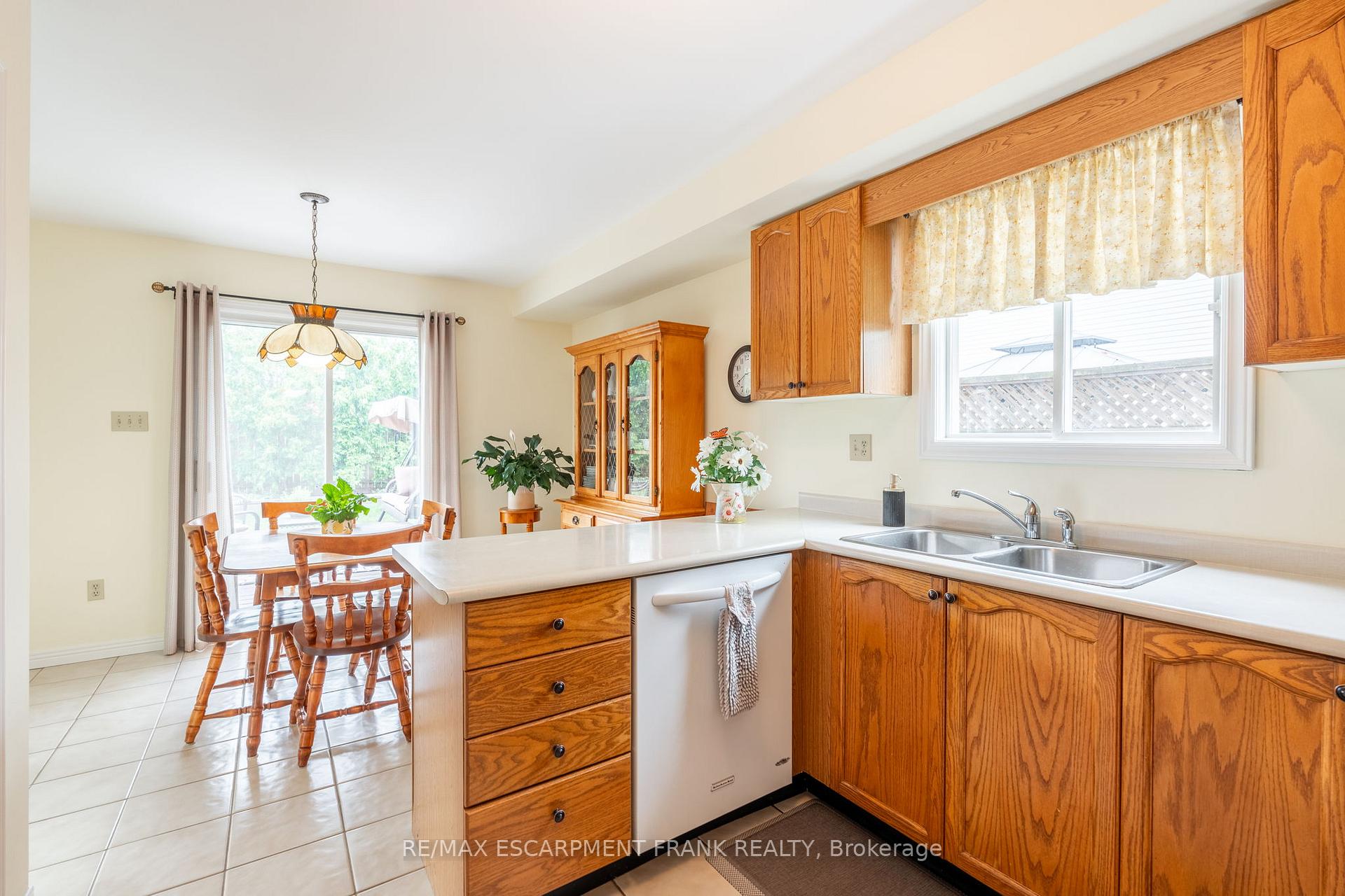 Photo 9 of 168 Sirente Drive, Hamilton, Crerar — HOMEH
