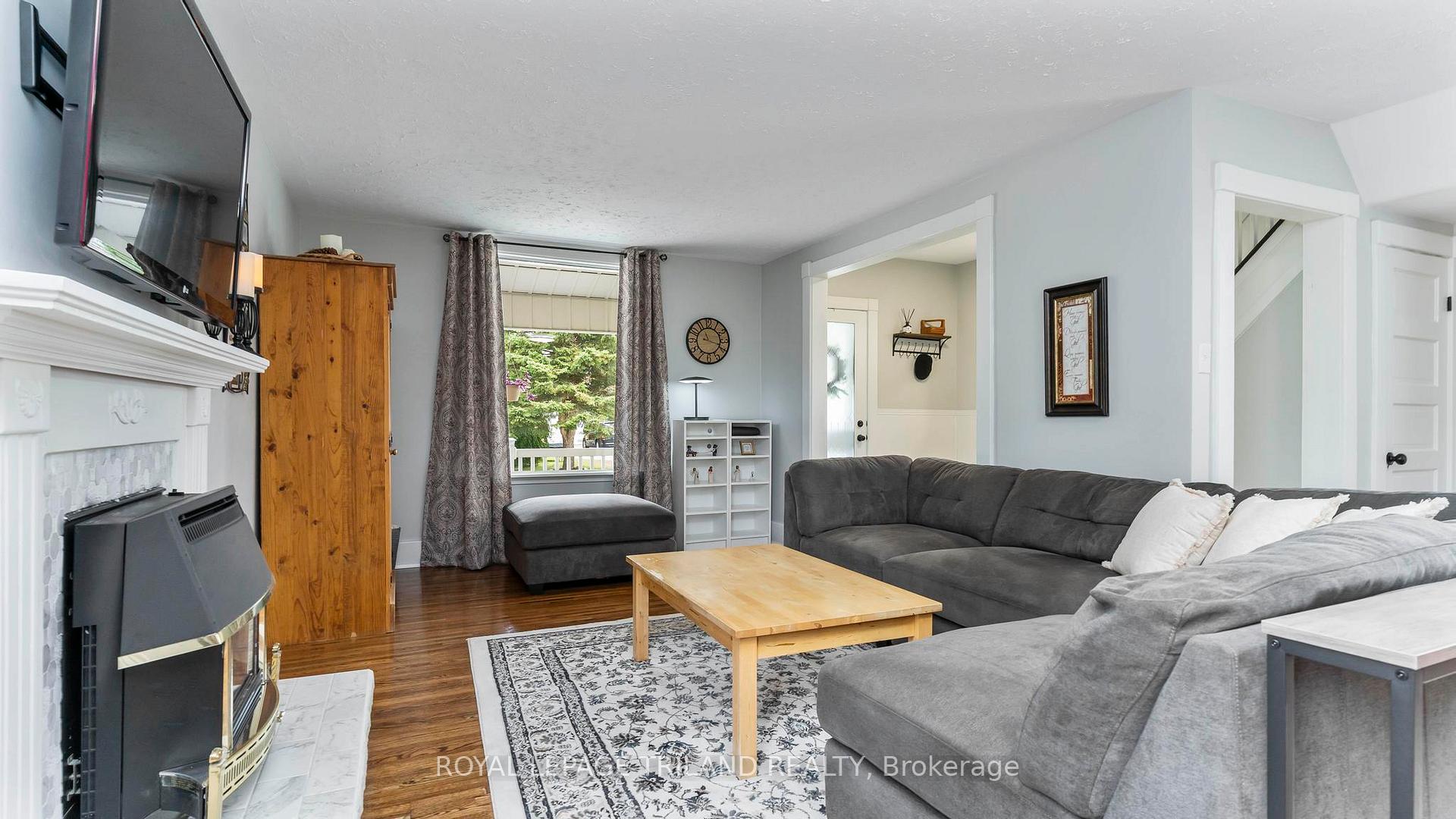 Photo 4 of 19 Cedar Street, St. Thomas — HOMEH