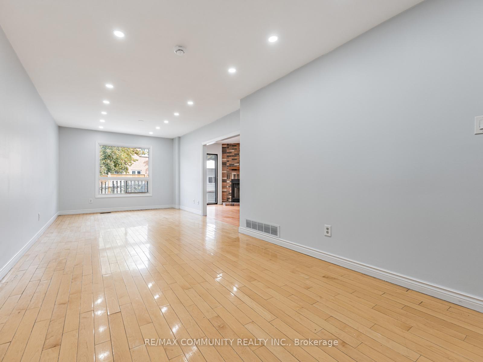 Photo 2 of 95 Ketchum Crescent, Markham, Middlefield — HOMEH