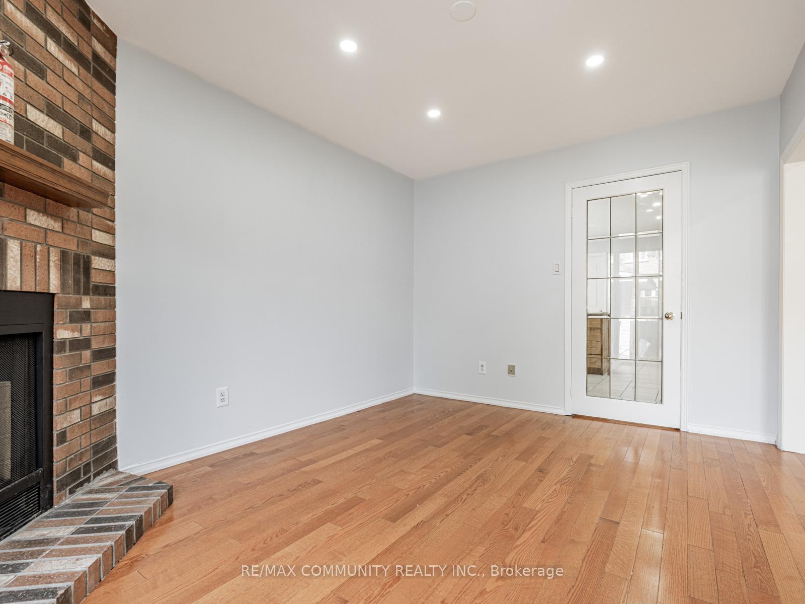 Photo 4 of 95 Ketchum Crescent, Markham, Middlefield — HOMEH