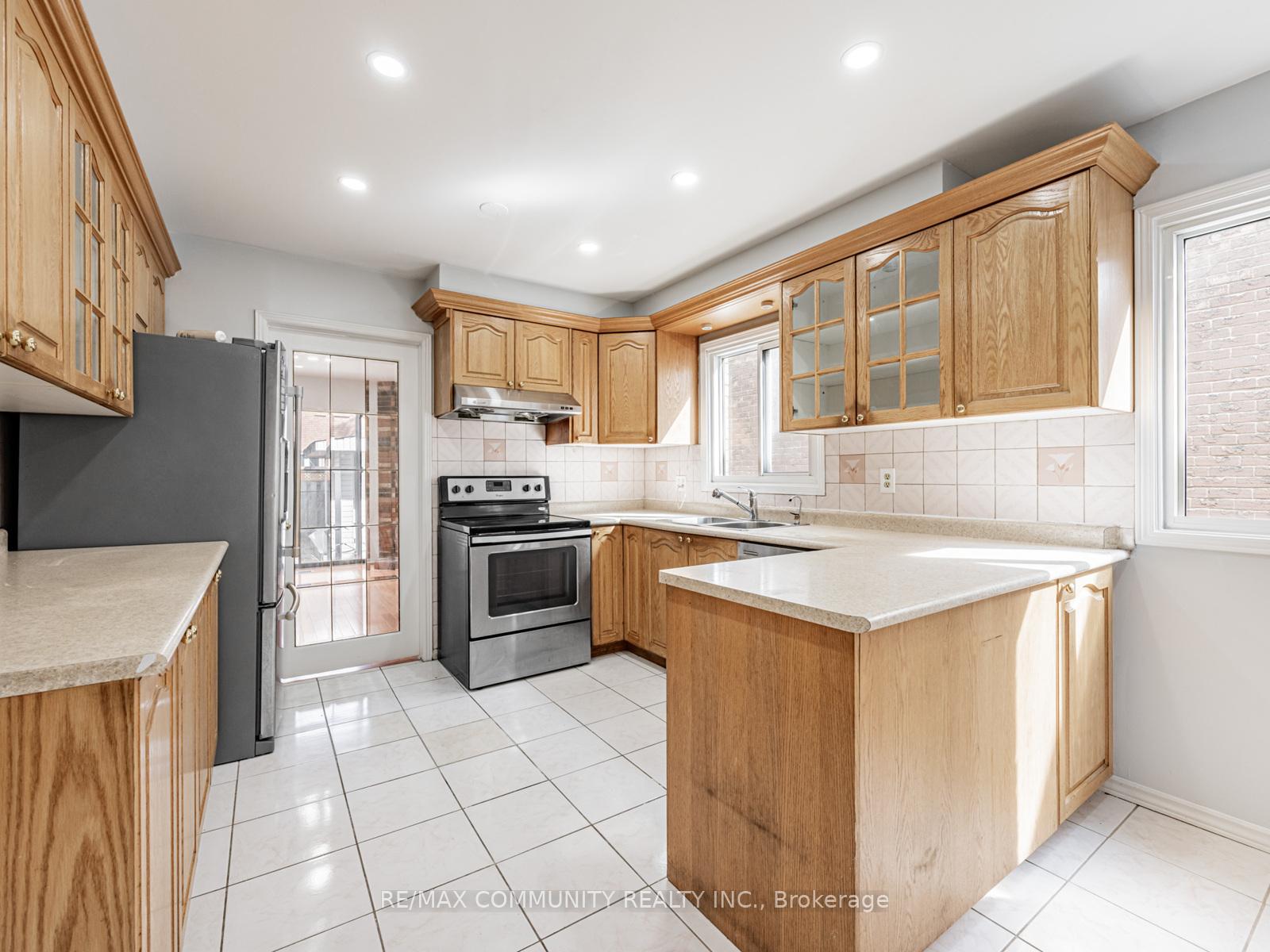 Photo 7 of 95 Ketchum Crescent, Markham, Middlefield — HOMEH