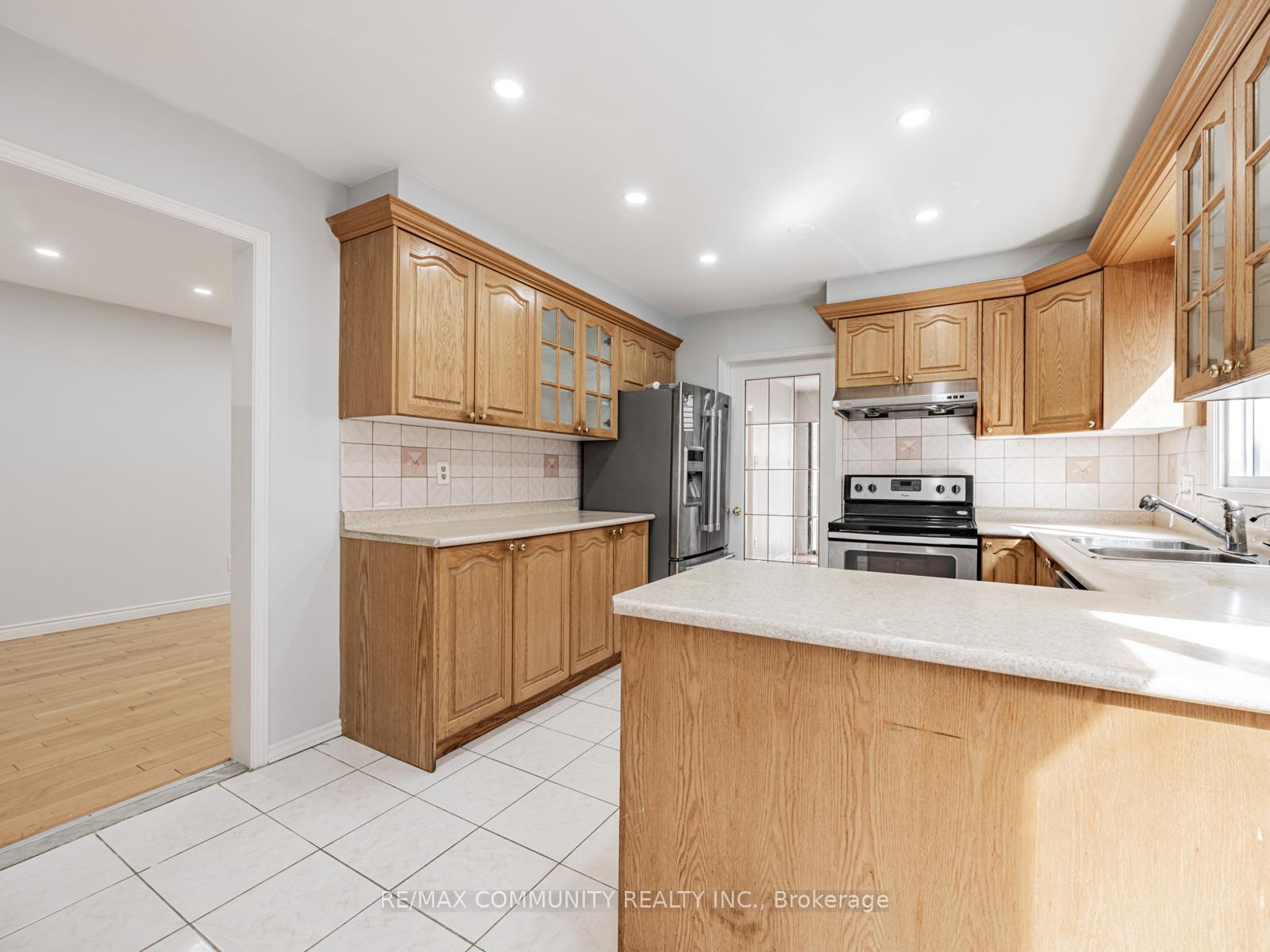 Photo 5 of 95 Ketchum Crescent, Markham, Middlefield — HOMEH