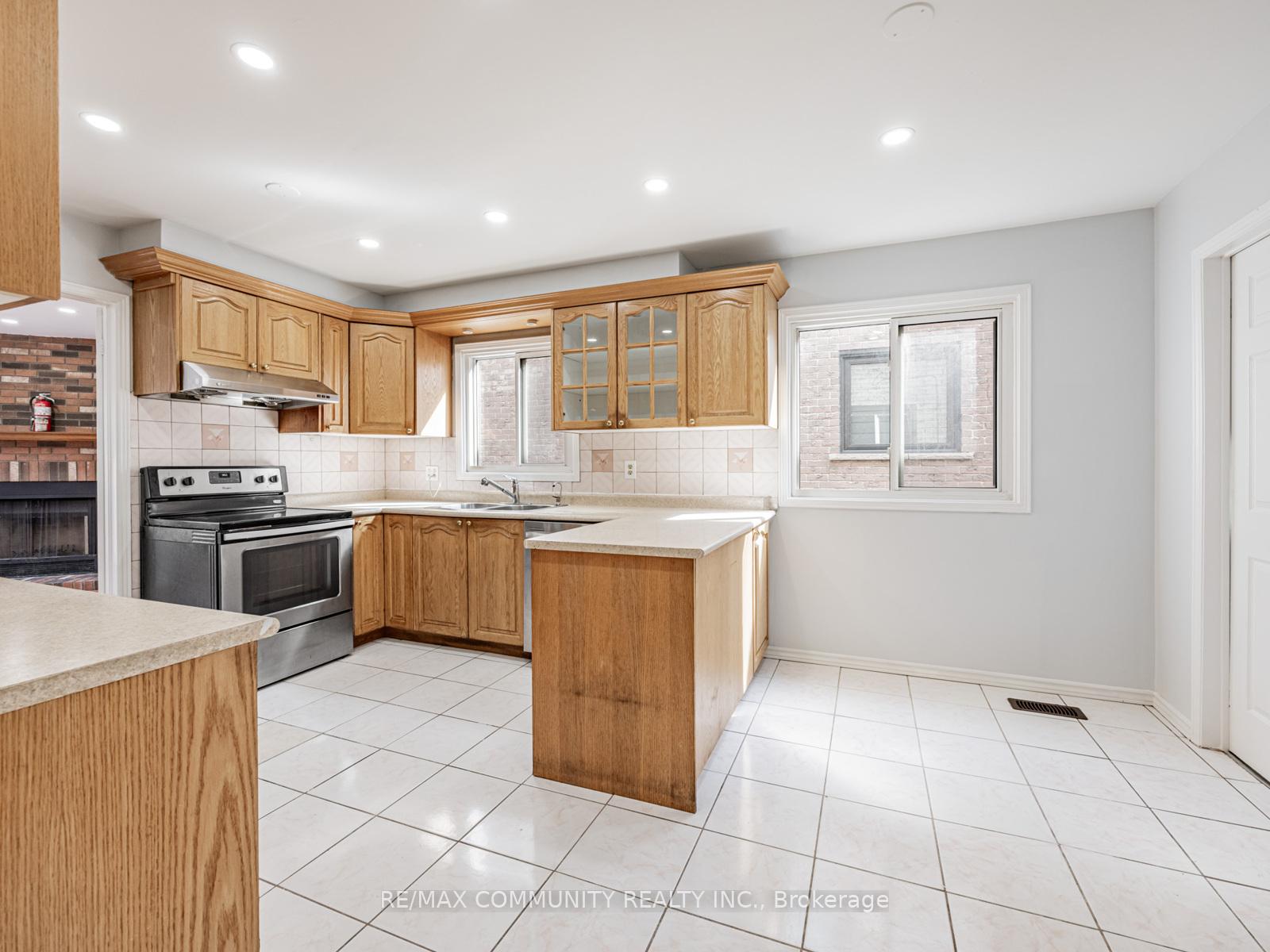 Photo 8 of 95 Ketchum Crescent, Markham, Middlefield — HOMEH
