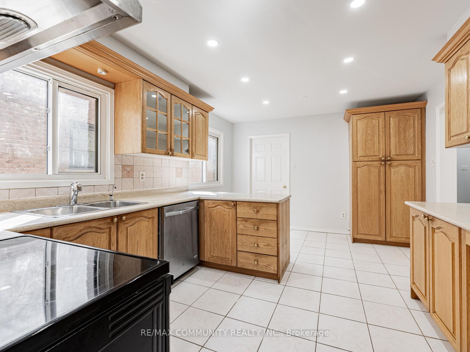 Photo 10 of 95 Ketchum Crescent, Markham, Middlefield — HOMEH