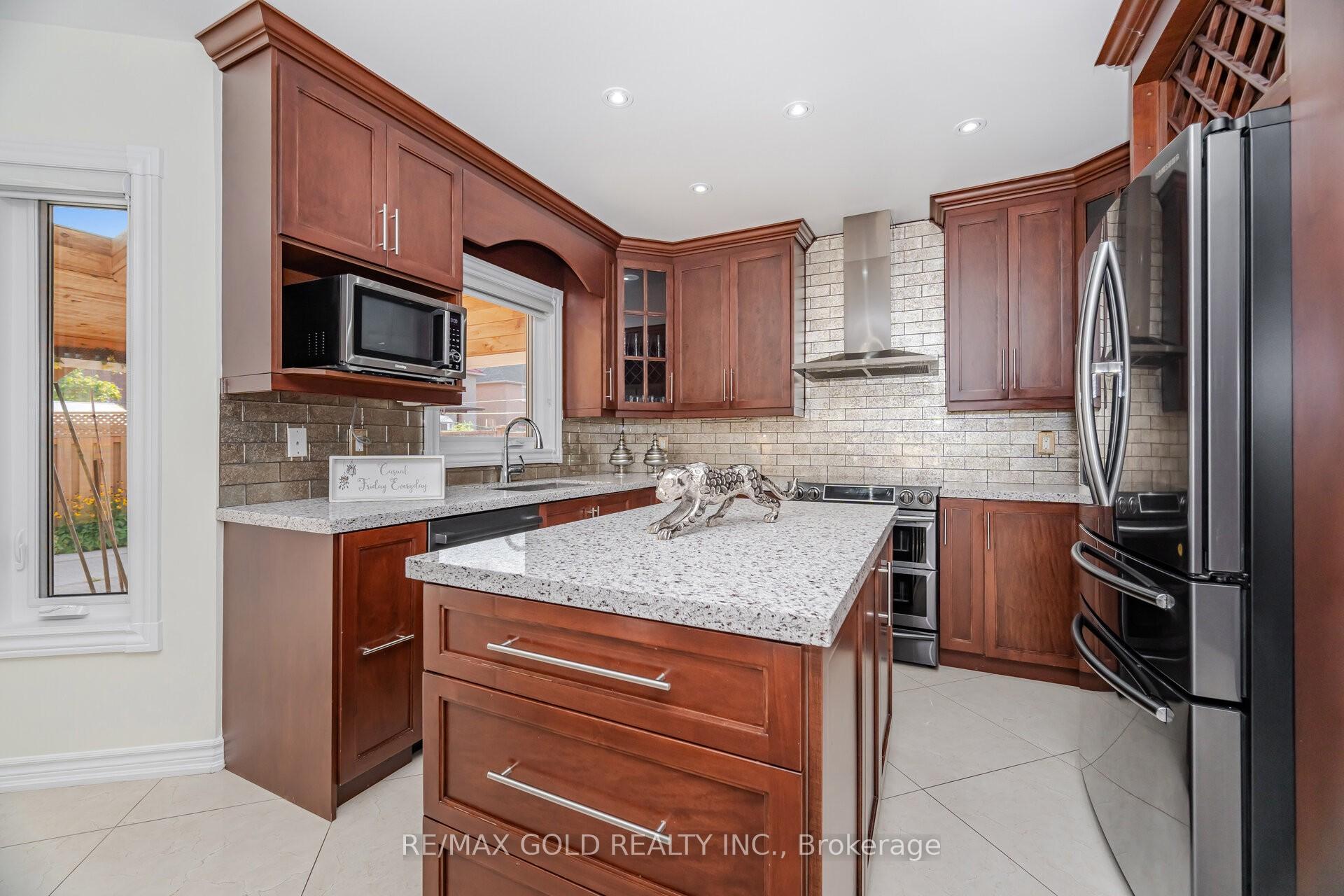 Photo 9 of 30 Golden Eagle Road, Brampton, Sandringham-Wellington — HOMEH