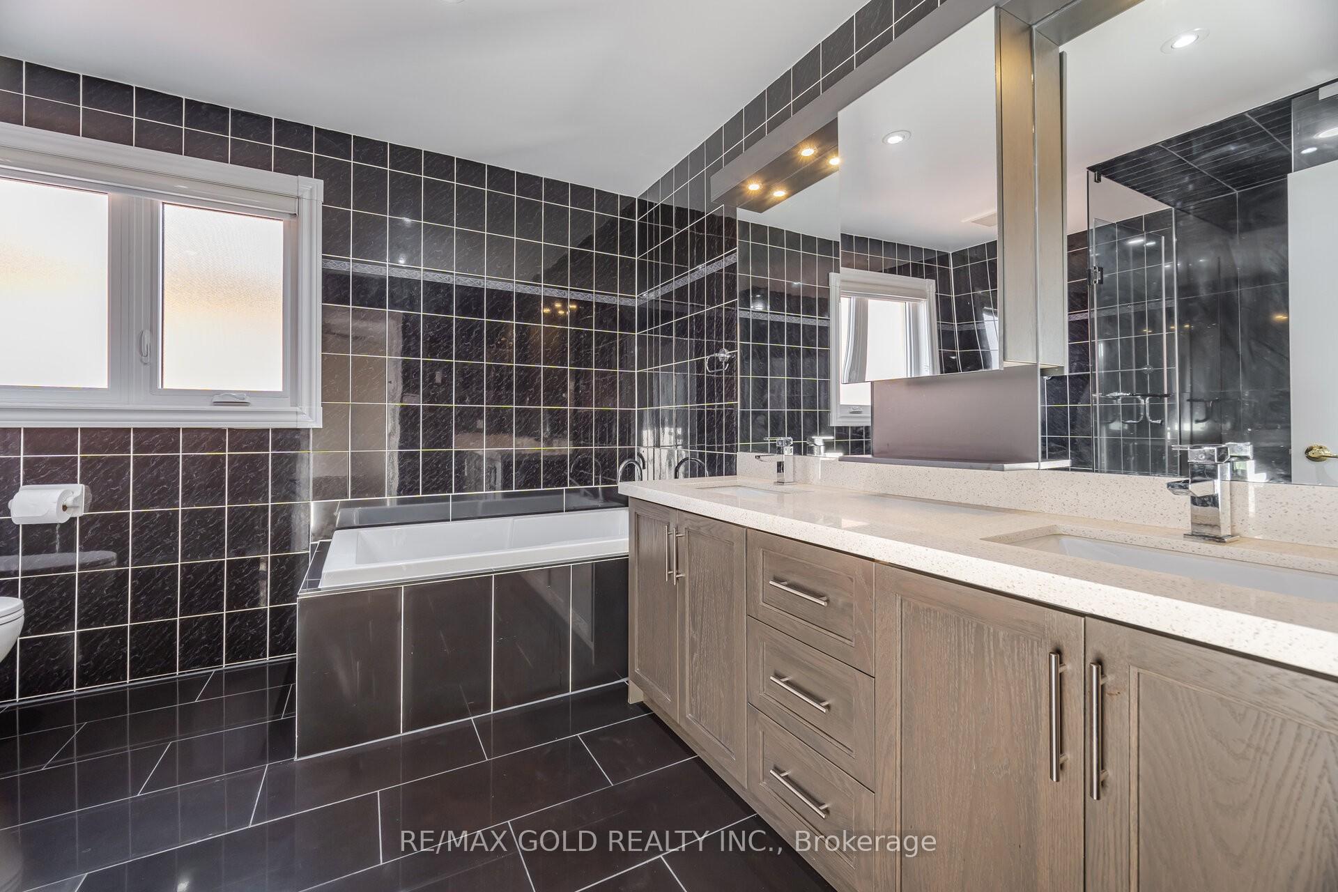 Photo 12 of 30 Golden Eagle Road, Brampton, Sandringham-Wellington — HOMEH