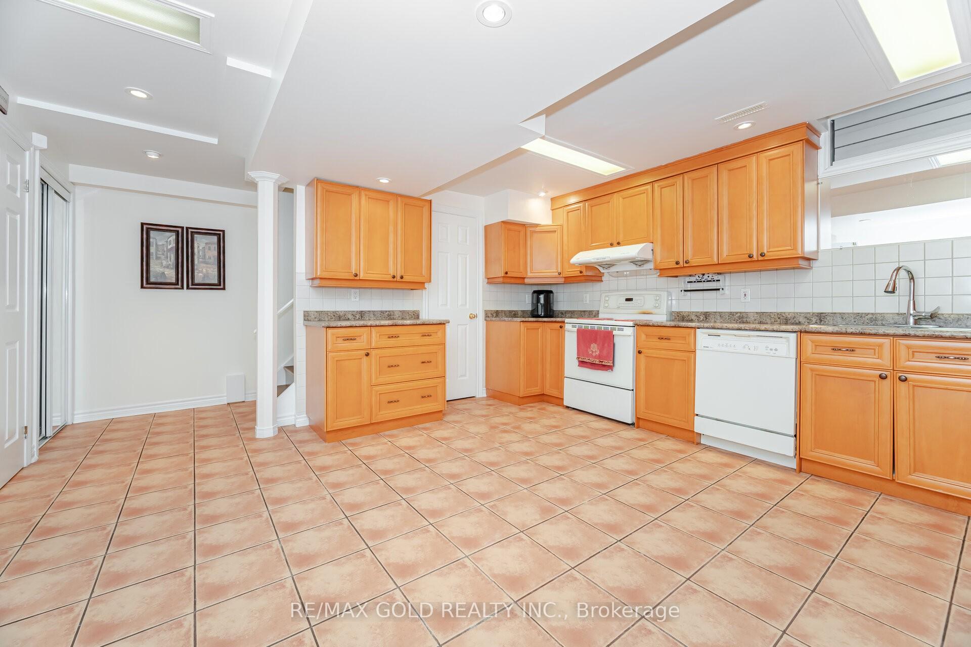 Photo 17 of 30 Golden Eagle Road, Brampton, Sandringham-Wellington — HOMEH