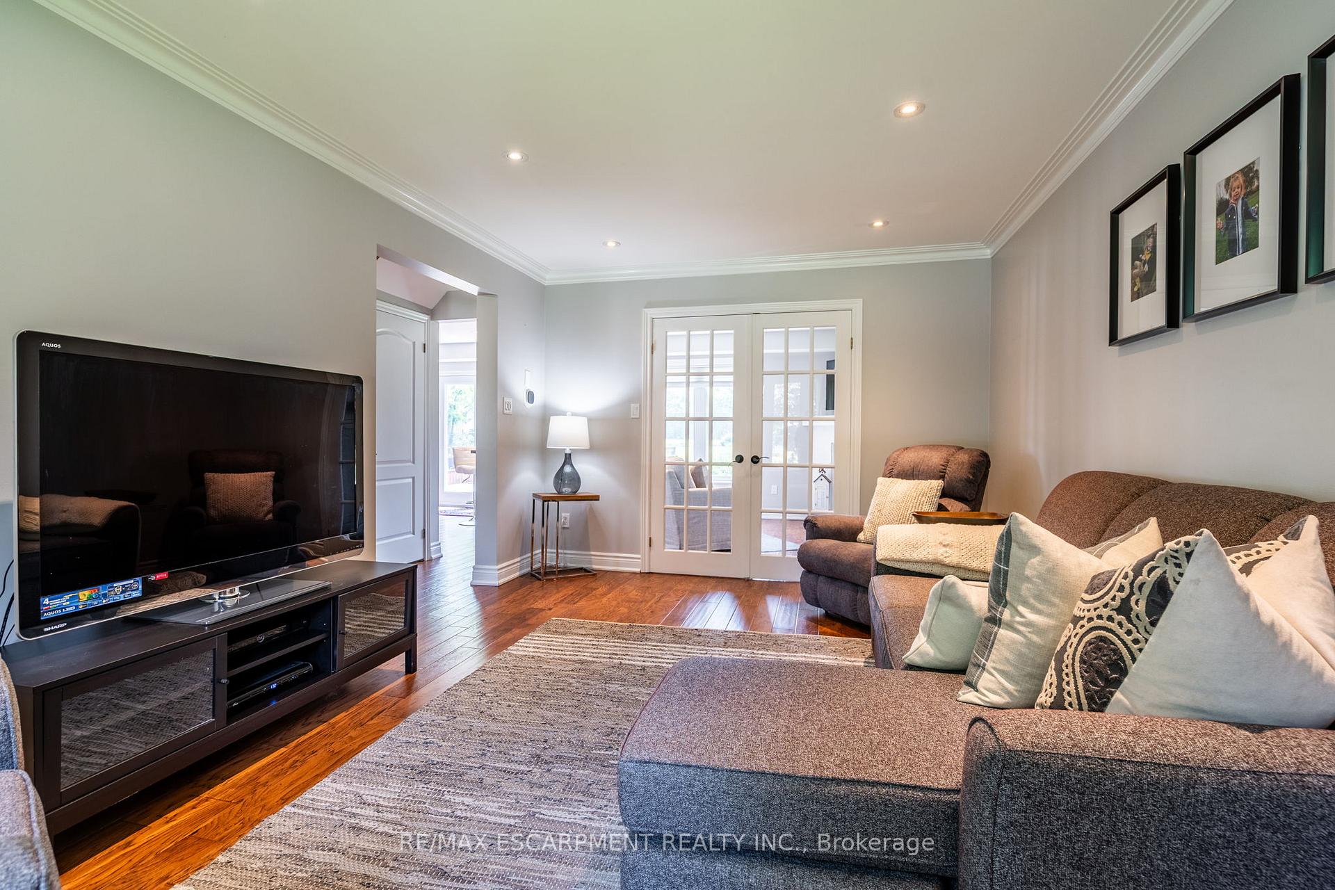 Photo 2 of 19 Savona Crescent, Hamilton, Rural Flamborough — HOMEH