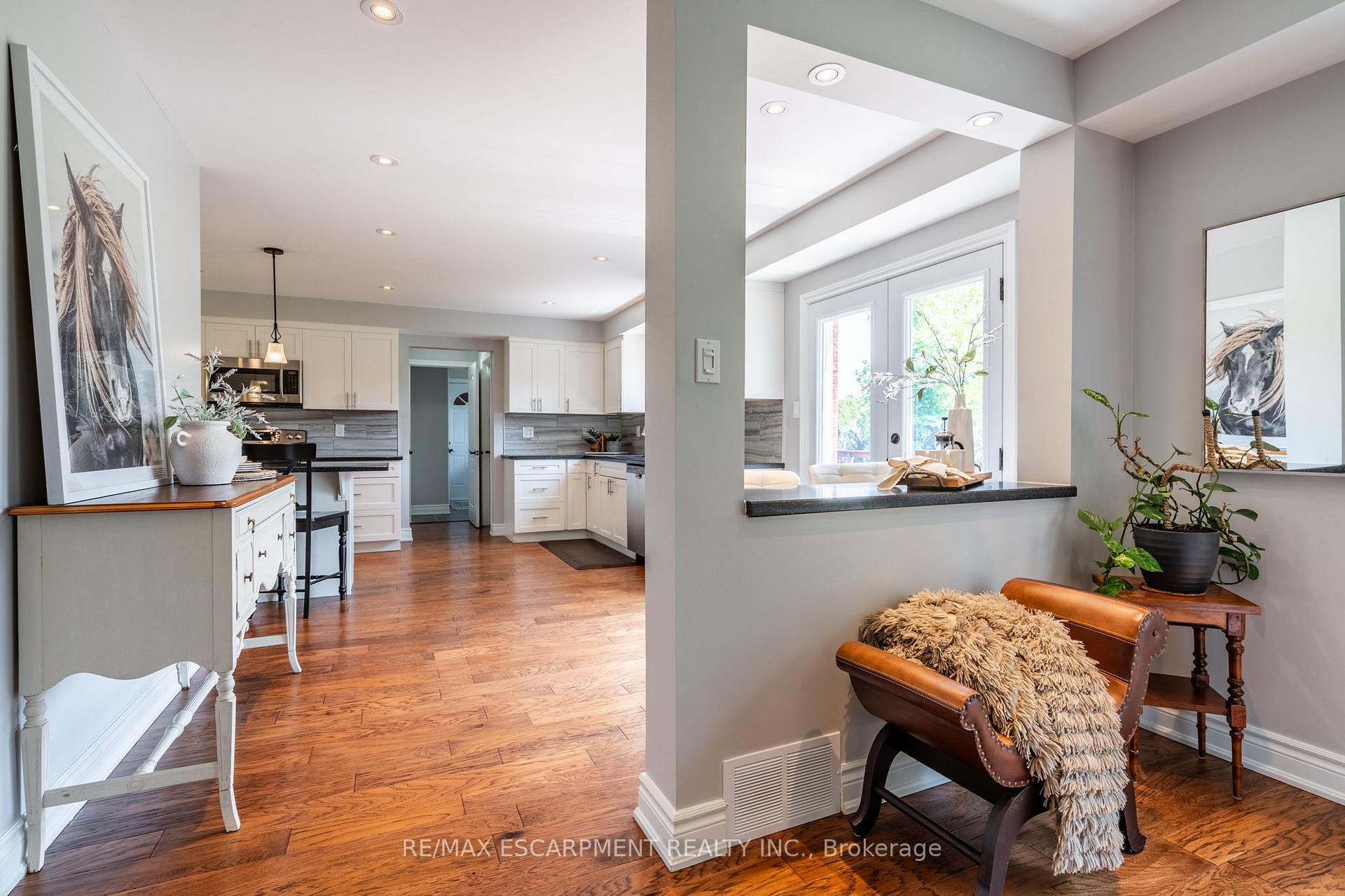 Photo 3 of 19 Savona Crescent, Hamilton, Rural Flamborough — HOMEH