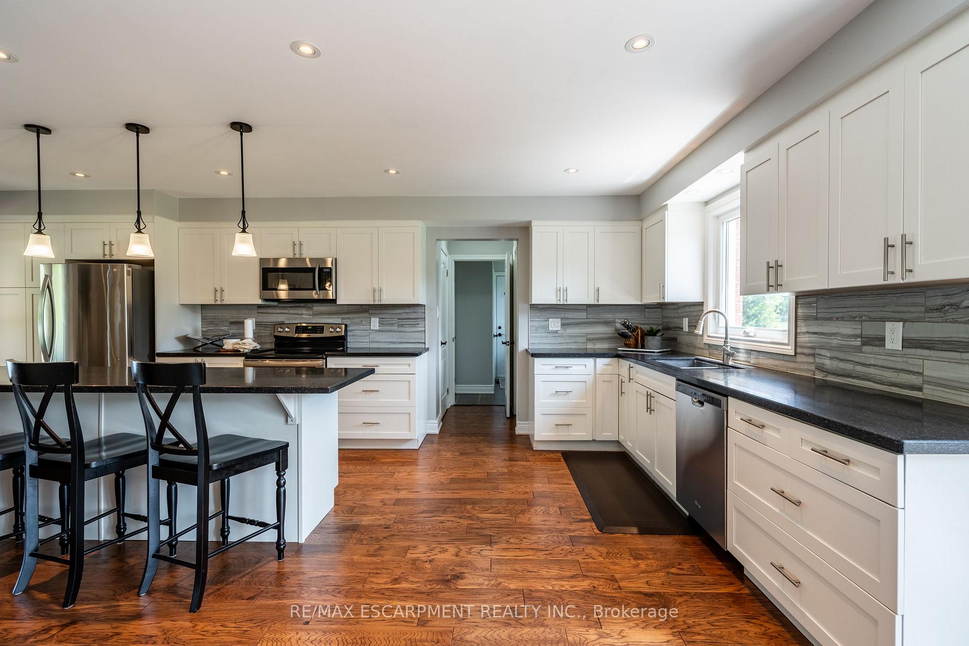 Photo 7 of 19 Savona Crescent, Hamilton, Rural Flamborough — HOMEH