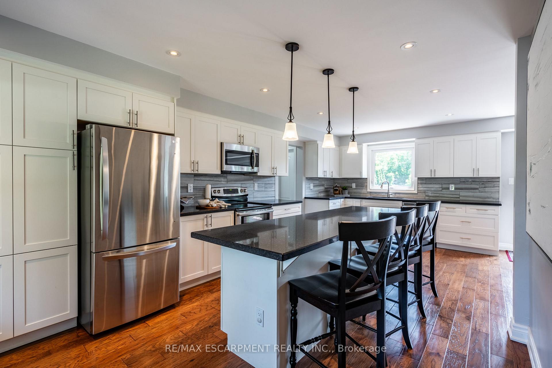 Photo 11 of 19 Savona Crescent, Hamilton, Rural Flamborough — HOMEH