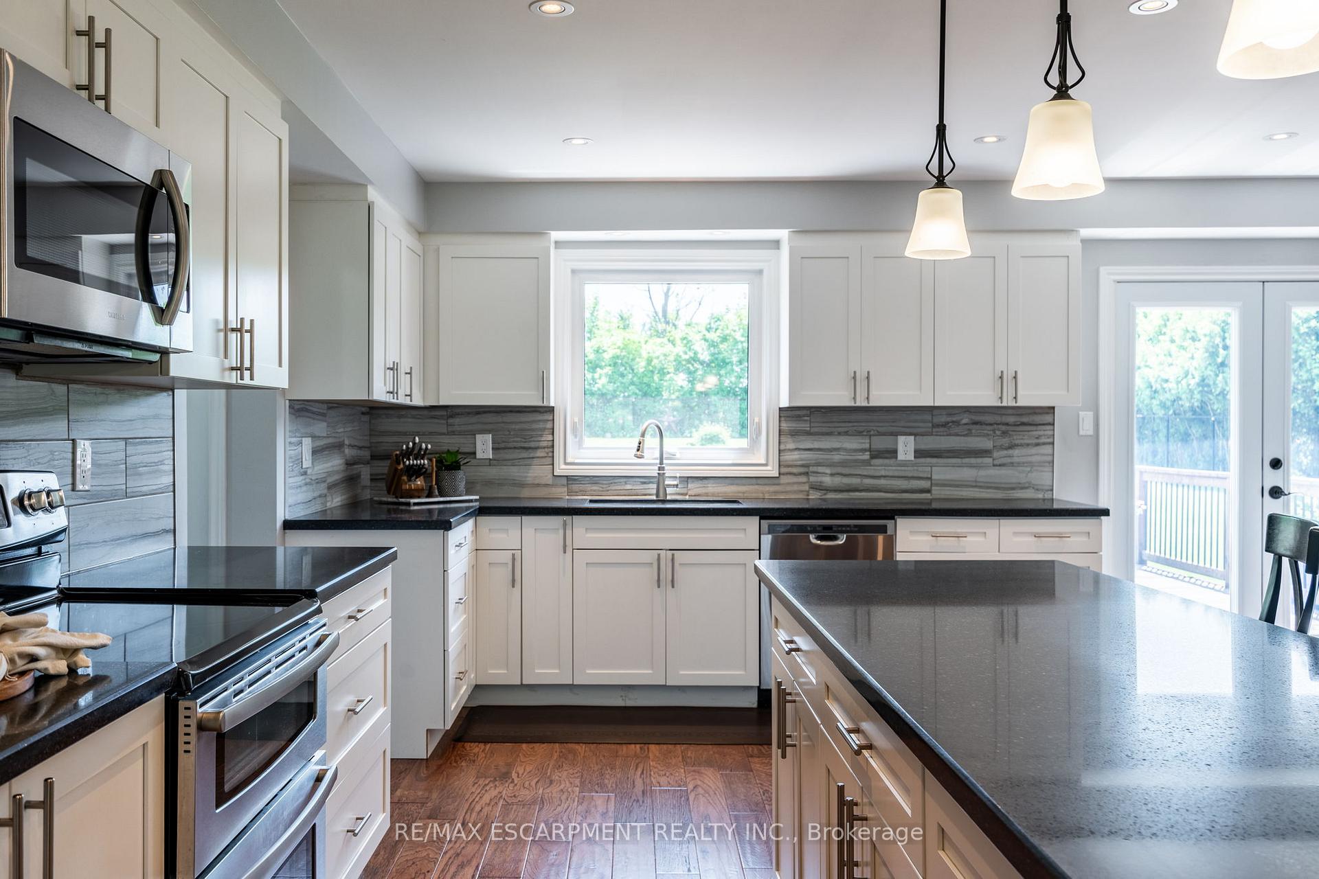 Photo 9 of 19 Savona Crescent, Hamilton, Rural Flamborough — HOMEH