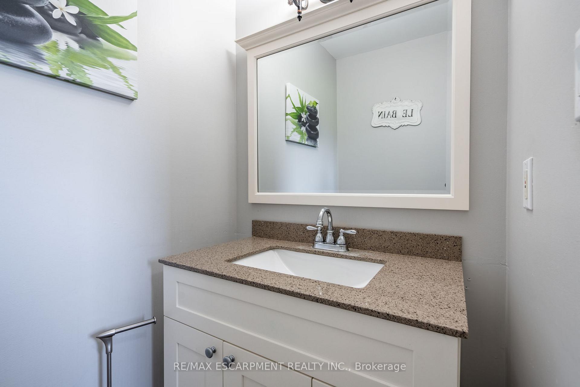 Photo 15 of 19 Savona Crescent, Hamilton, Rural Flamborough — HOMEH