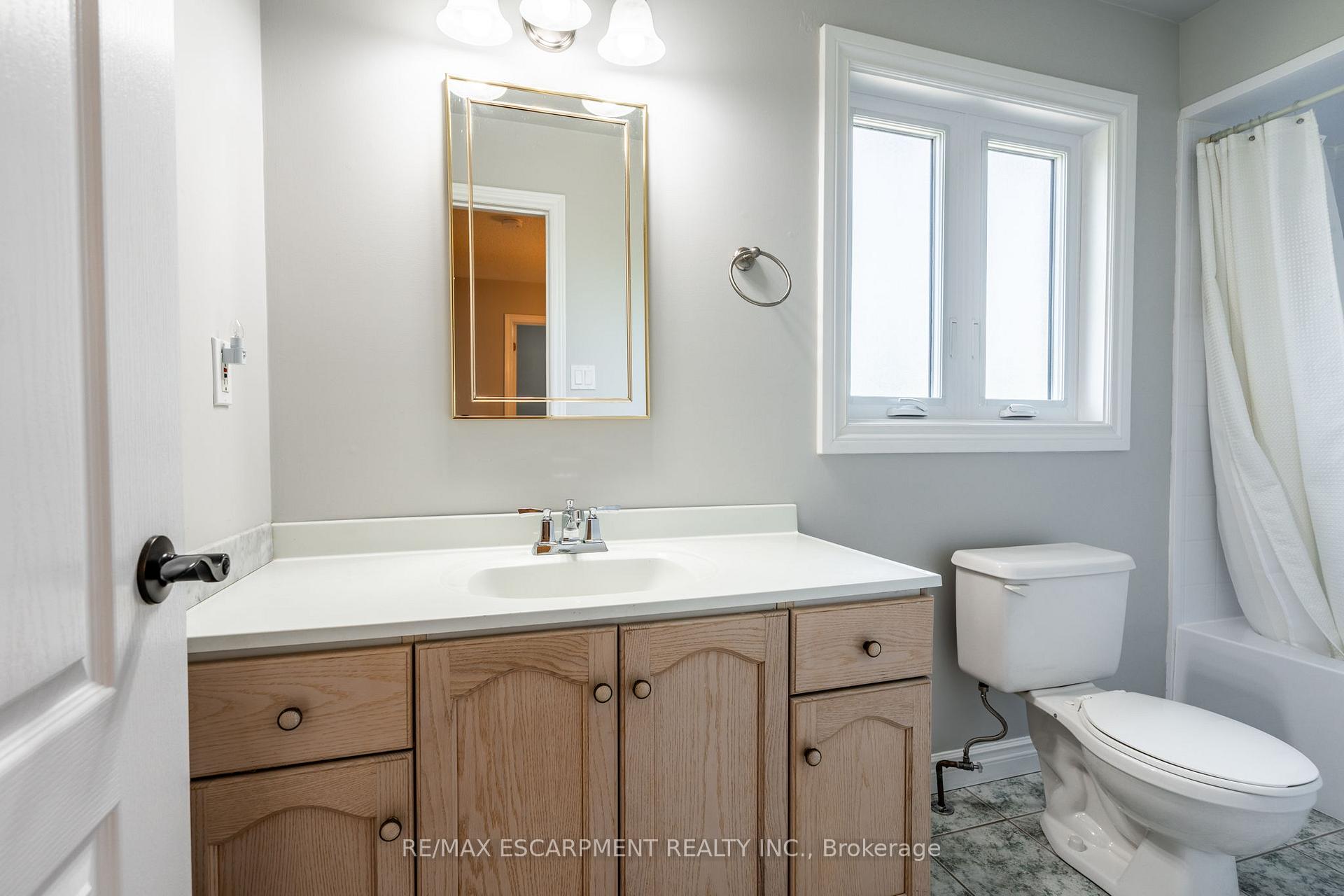 Photo 16 of 19 Savona Crescent, Hamilton, Rural Flamborough — HOMEH