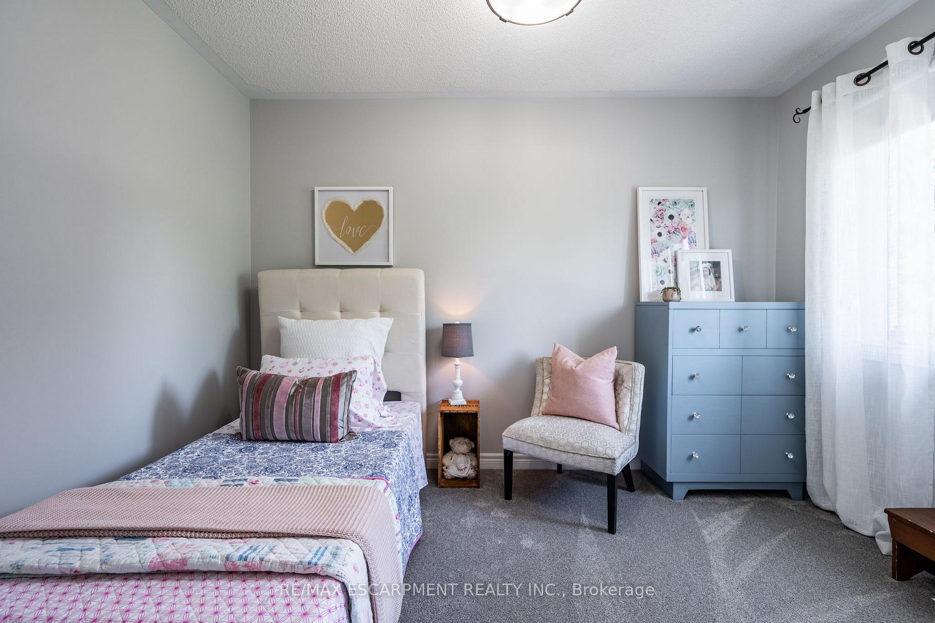 Photo 18 of 19 Savona Crescent, Hamilton, Rural Flamborough — HOMEH