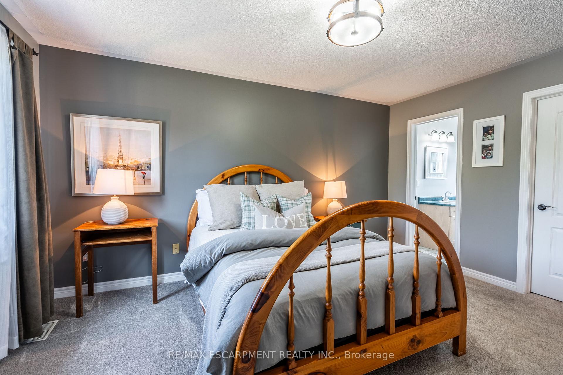 Photo 23 of 19 Savona Crescent, Hamilton, Rural Flamborough — HOMEH