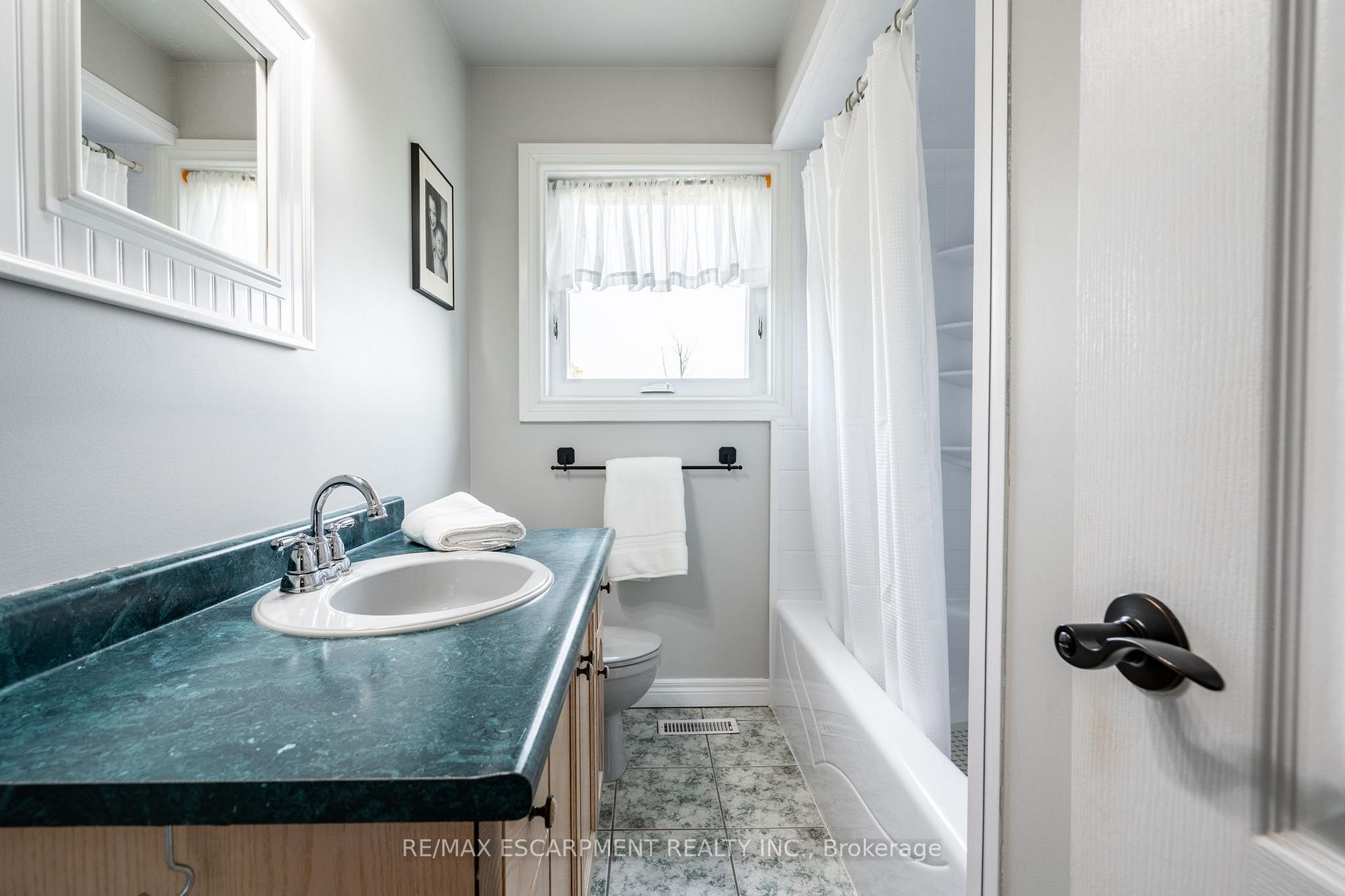 Photo 29 of 19 Savona Crescent, Hamilton, Rural Flamborough — HOMEH