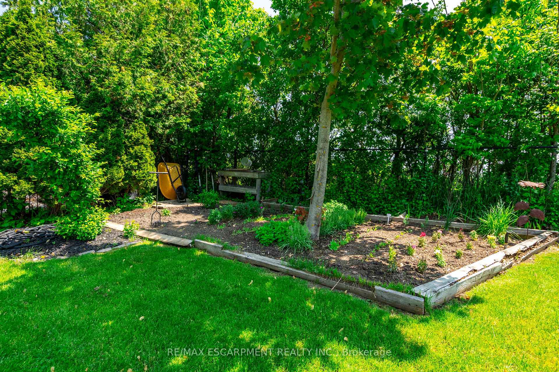 Photo 42 of 19 Savona Crescent, Hamilton, Rural Flamborough — HOMEH