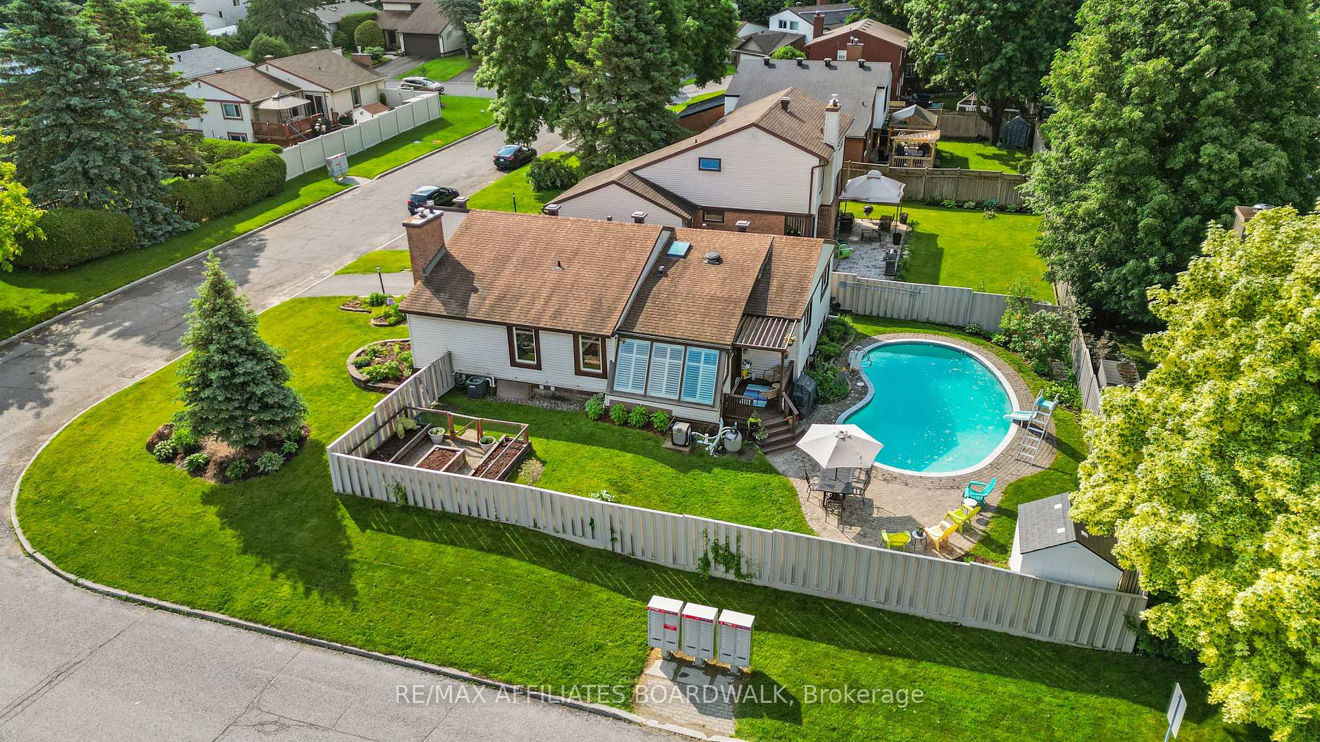 Photo 2 of 2 Liveoak Crescent, Ottawa, Barrhaven - Pheasant Run — HOMEH