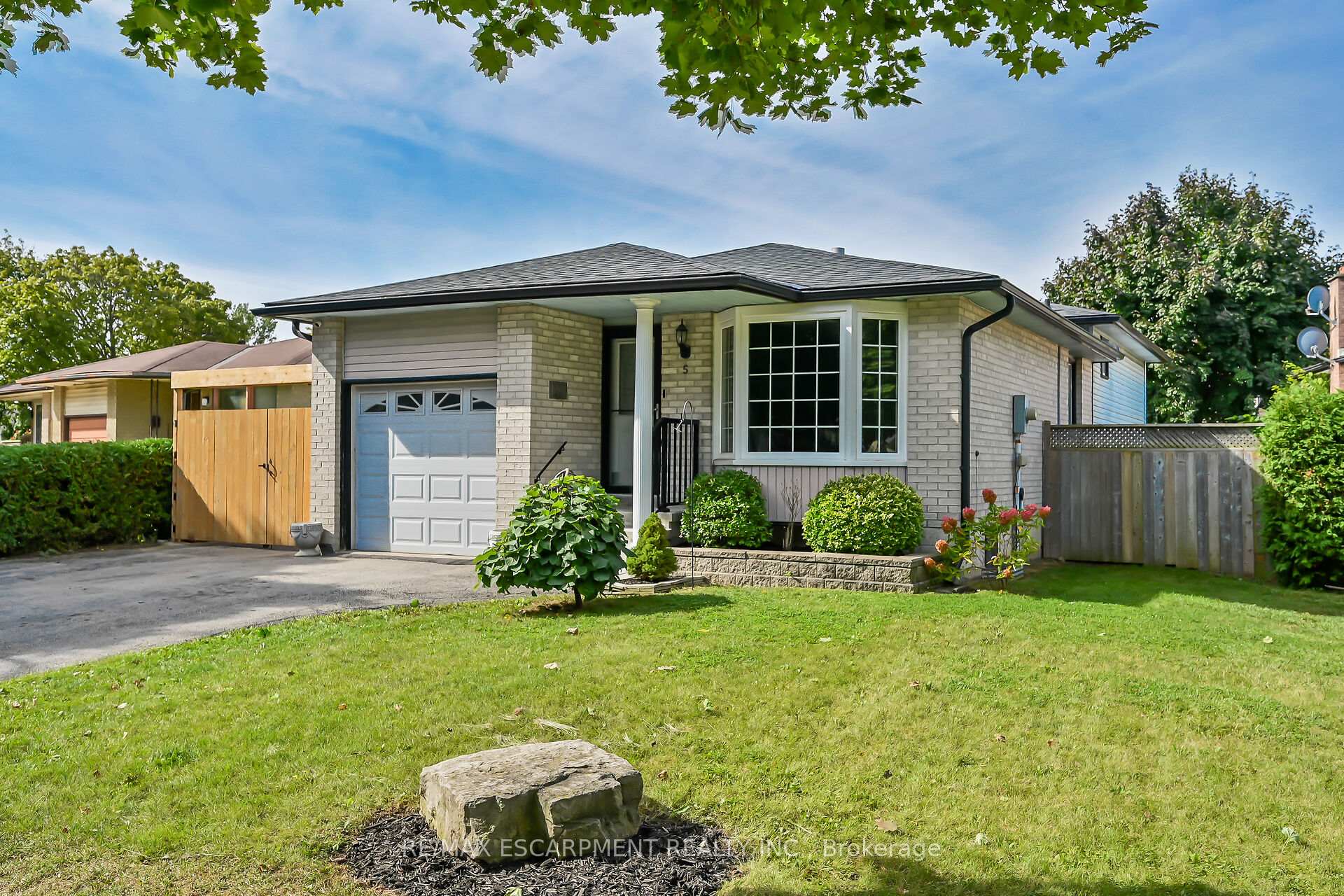 Photo 4 of 5 Ridell Crescent, Hamilton, Stoney Creek — HOMEH