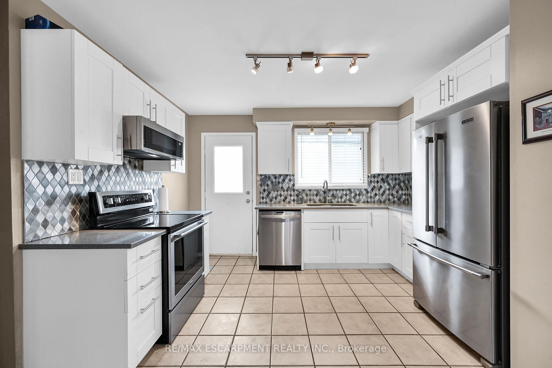 Photo 3 of 5 Ridell Crescent, Hamilton, Stoney Creek — HOMEH