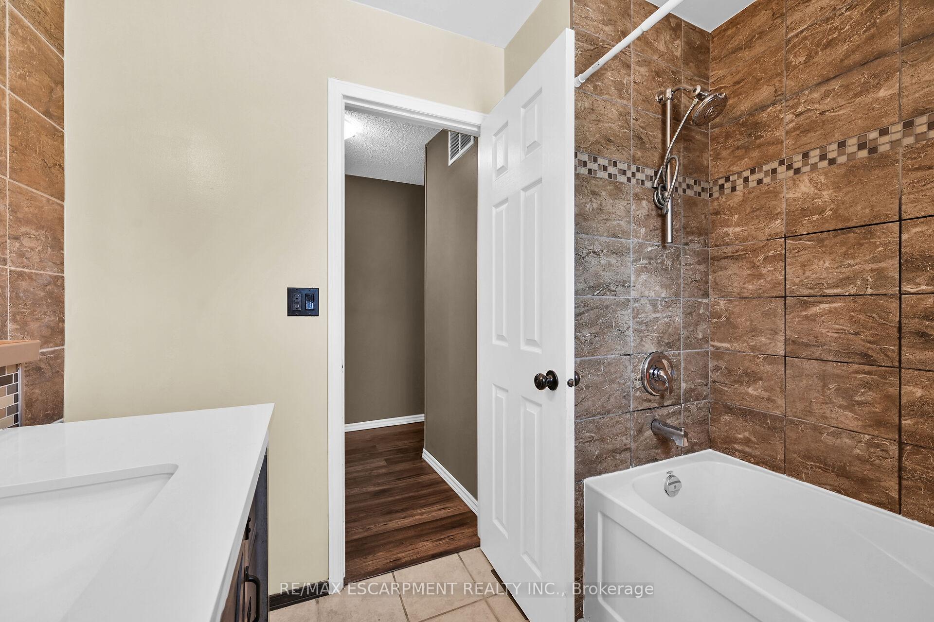 Photo 19 of 5 Ridell Crescent, Hamilton, Stoney Creek — HOMEH