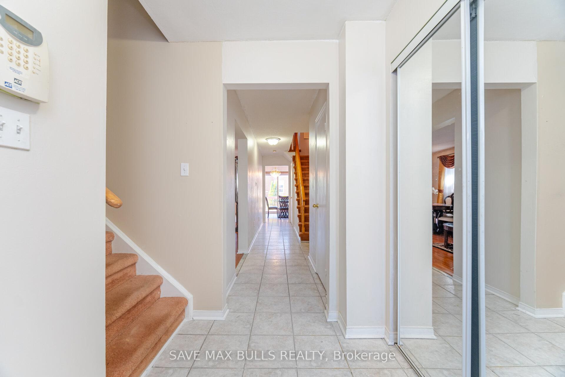 Photo 3 of 146 Toba Crescent, Brampton, Heart Lake East — HOMEH