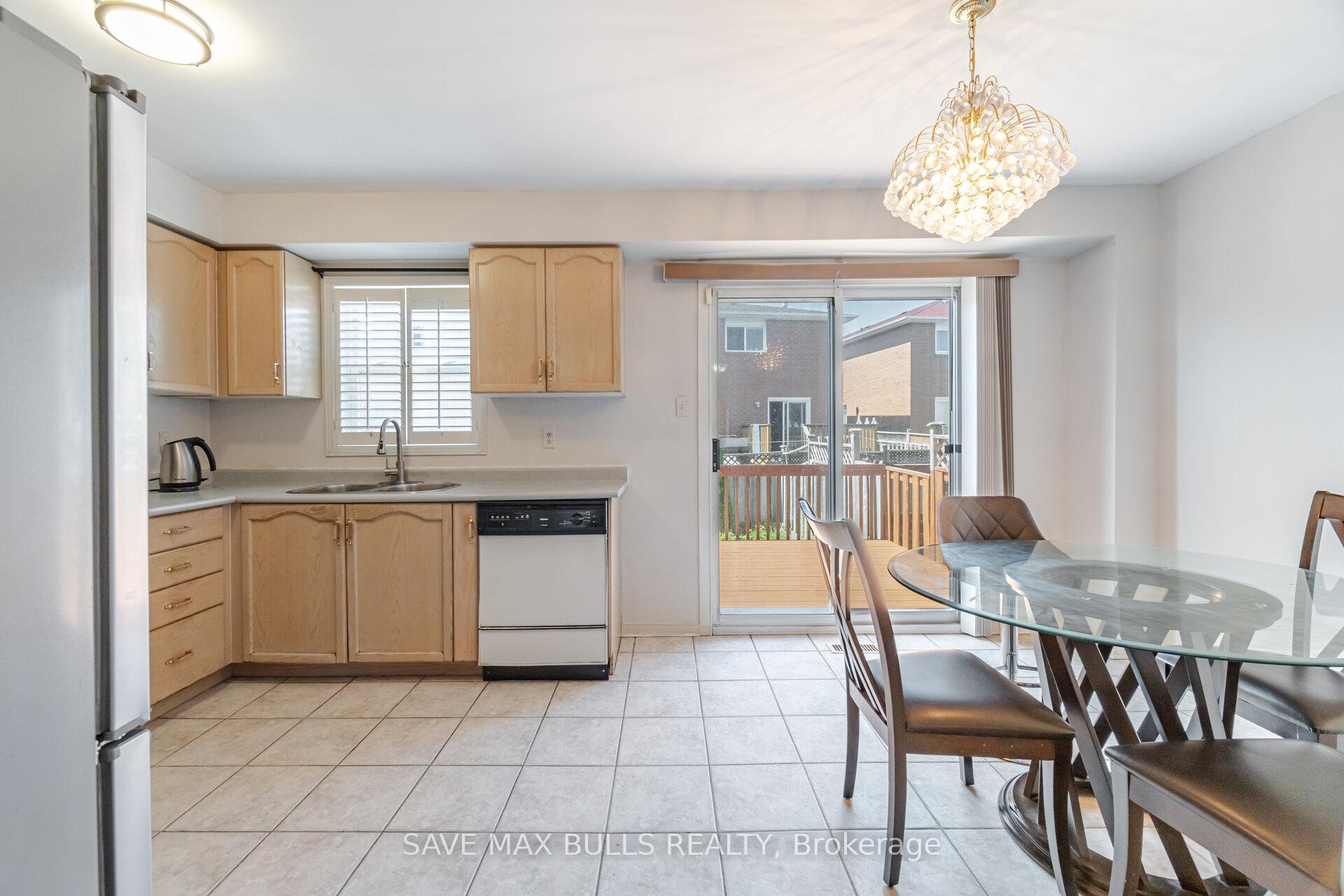 Photo 5 of 146 Toba Crescent, Brampton, Heart Lake East — HOMEH