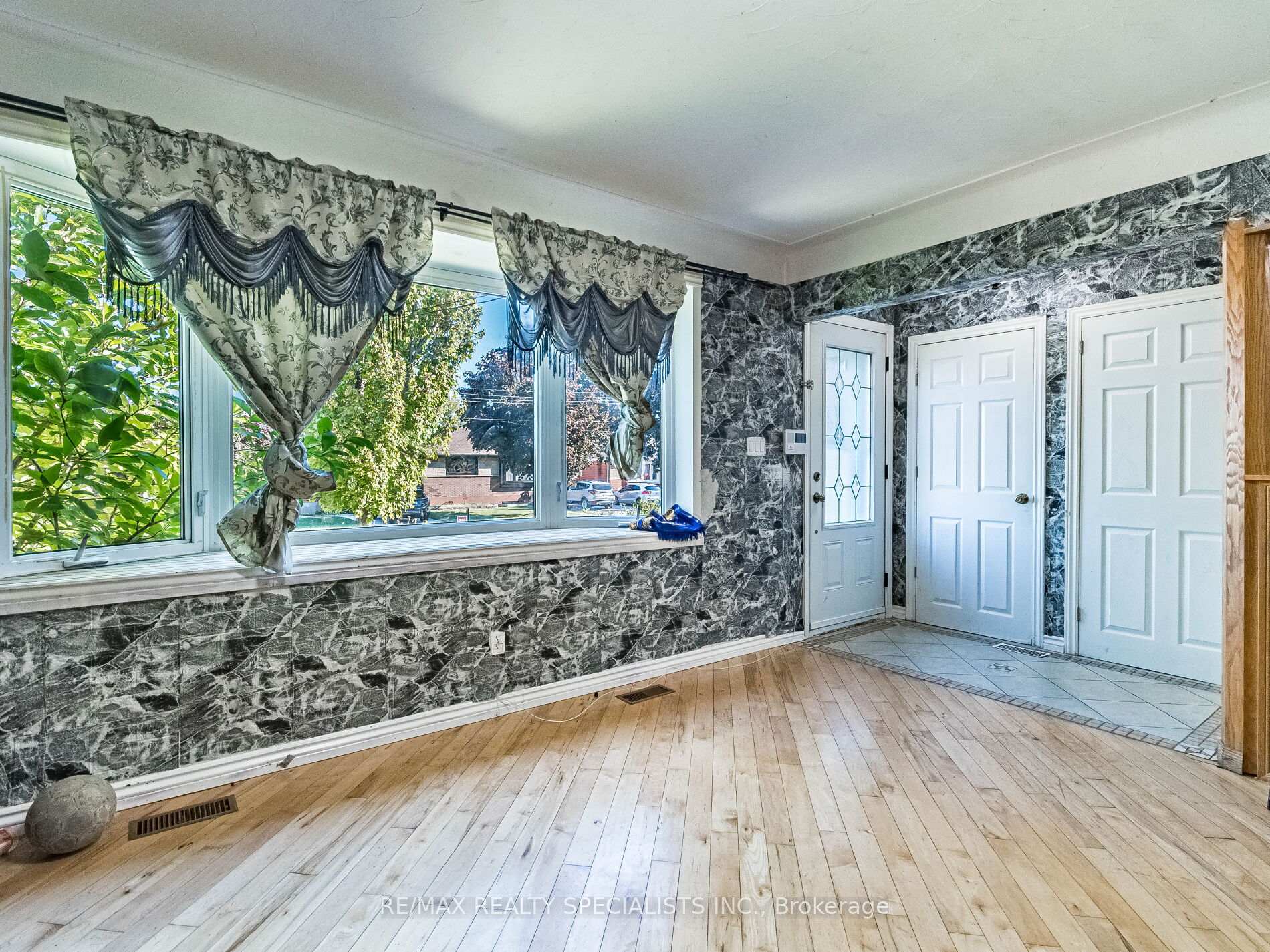 Photo 11 of 6 Endfield Avenue, Hamilton, Huntington — HOMEH