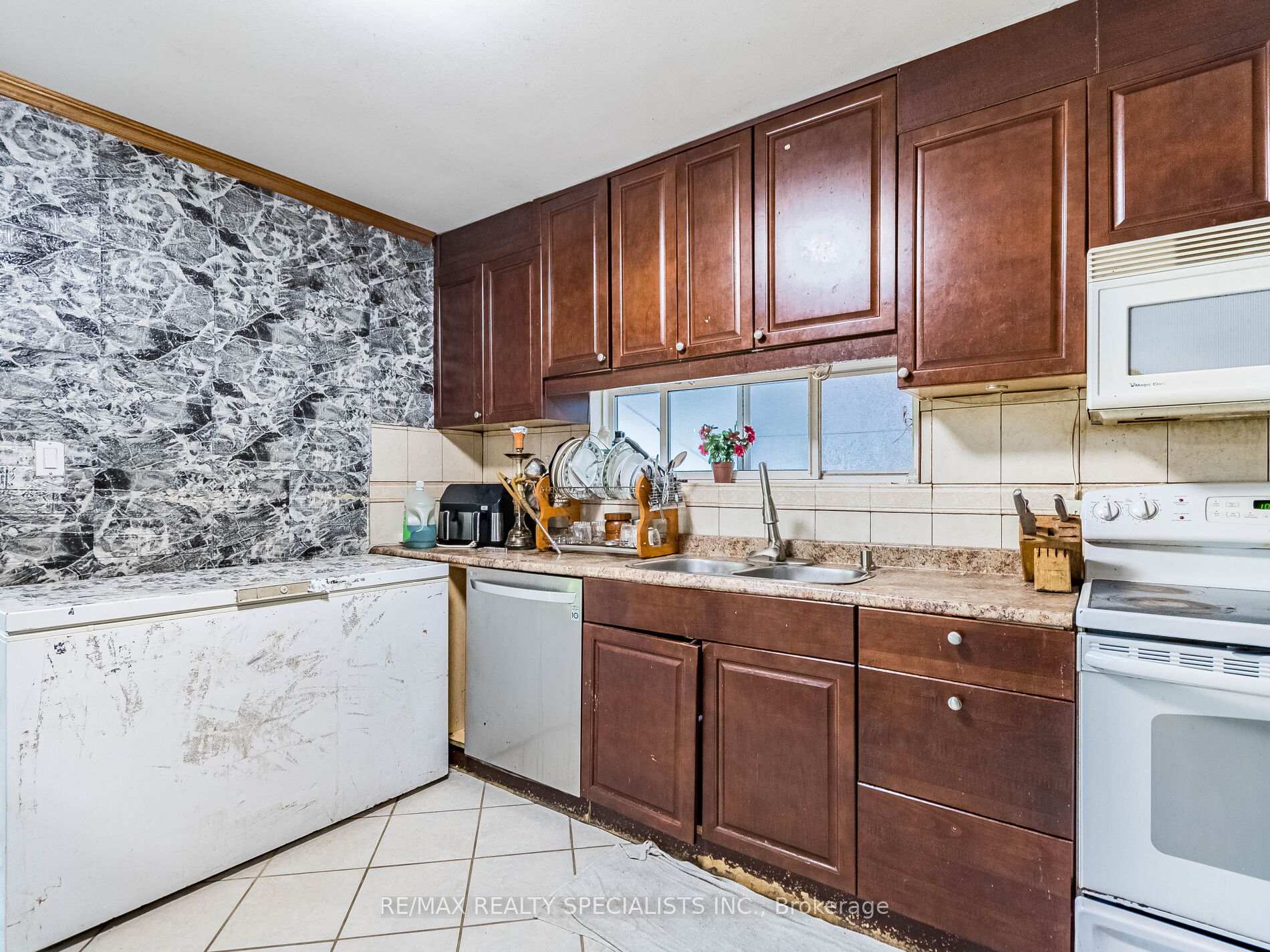 Photo 12 of 6 Endfield Avenue, Hamilton, Huntington — HOMEH
