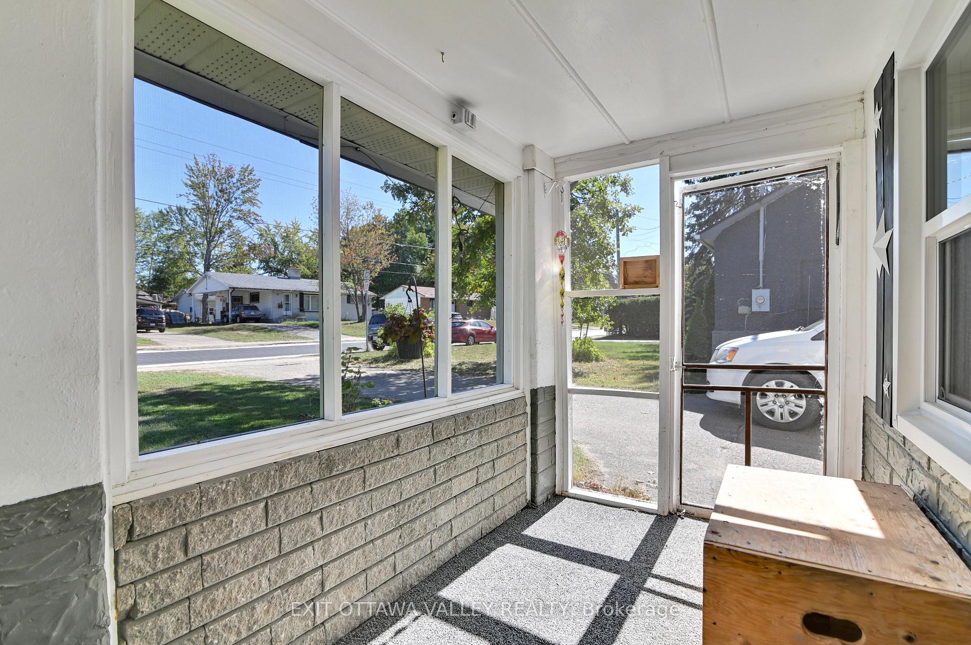 Photo 4 of 77 Doran Street, Petawawa — HOMEH