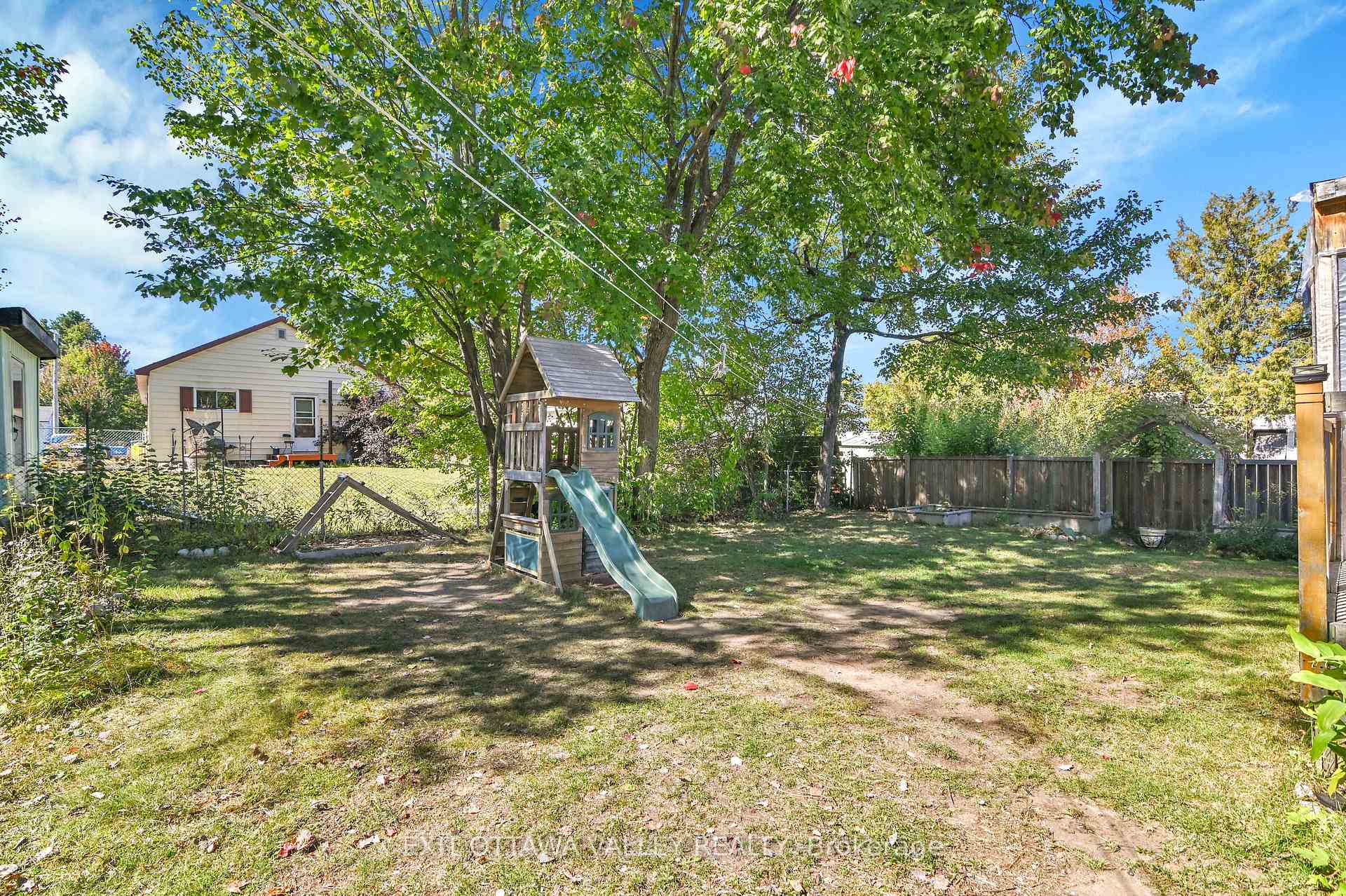 Photo 43 of 77 Doran Street, Petawawa — HOMEH