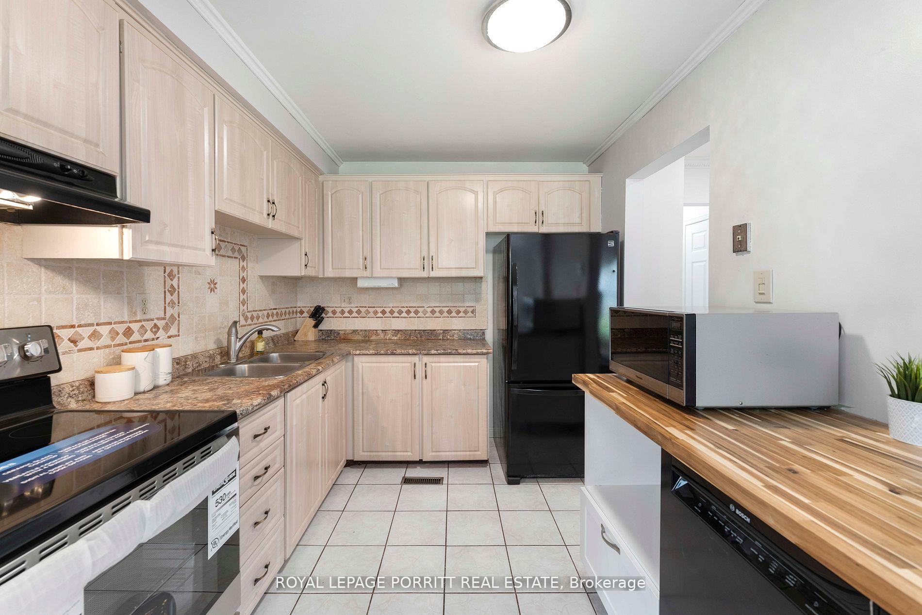 Photo 42 of 32 Chaucer Crescent, Barrie, Letitia Heights — HOMEH