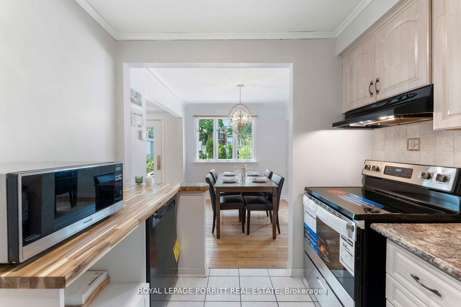 Photo 3 of 32 Chaucer Crescent, Barrie, Letitia Heights — HOMEH