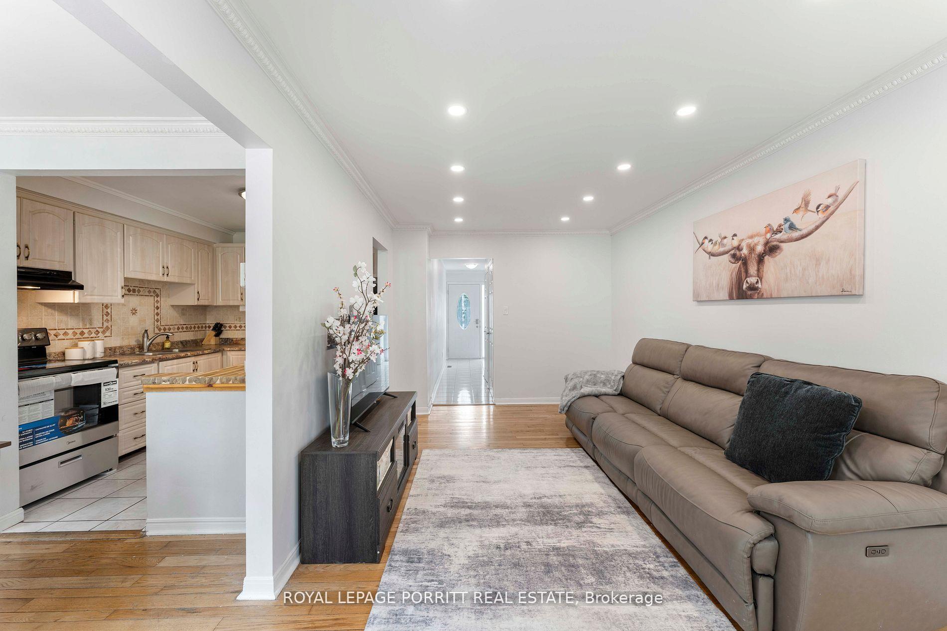 Photo 31 of 32 Chaucer Crescent, Barrie, Letitia Heights — HOMEH