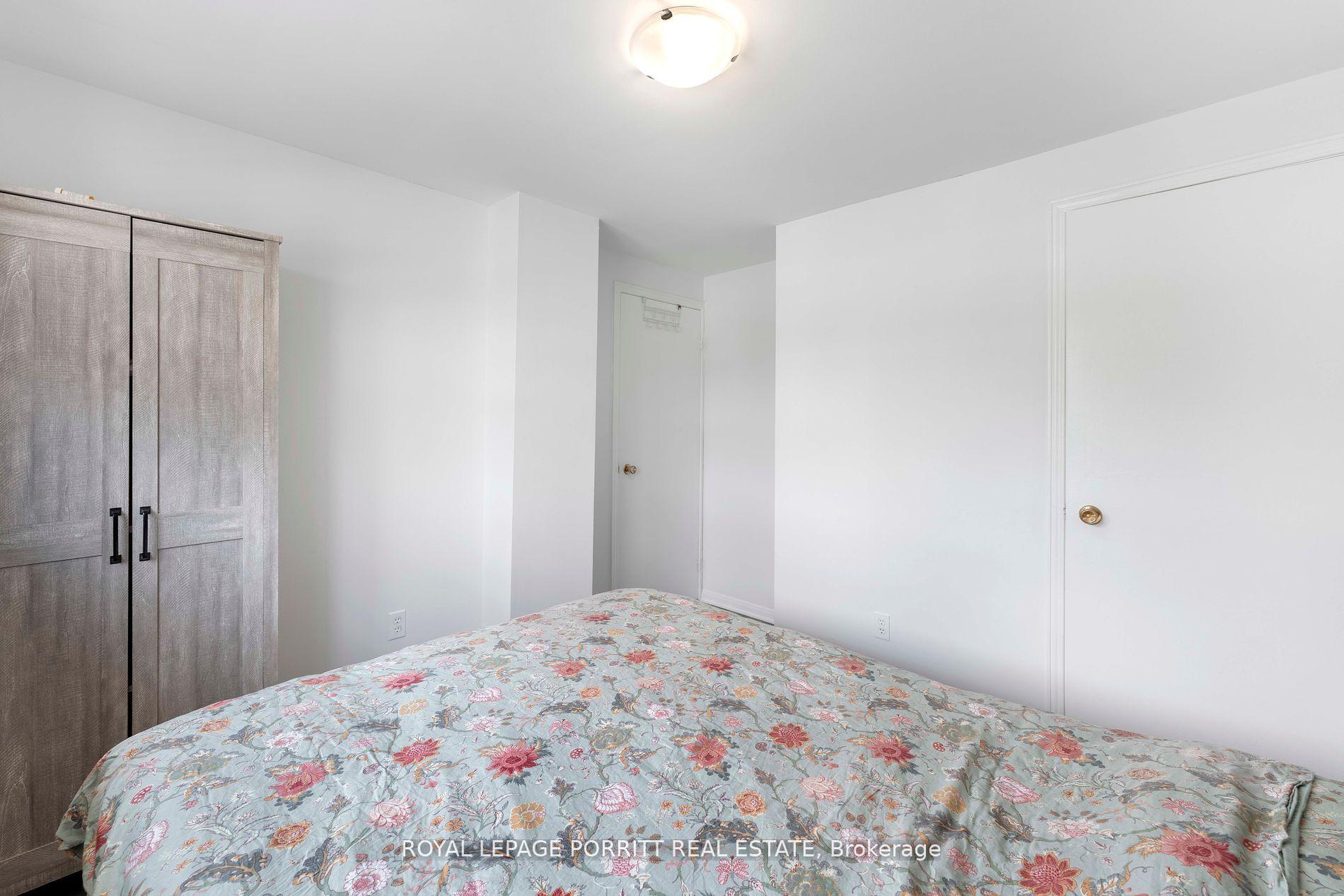 Photo 8 of 32 Chaucer Crescent, Barrie, Letitia Heights — HOMEH