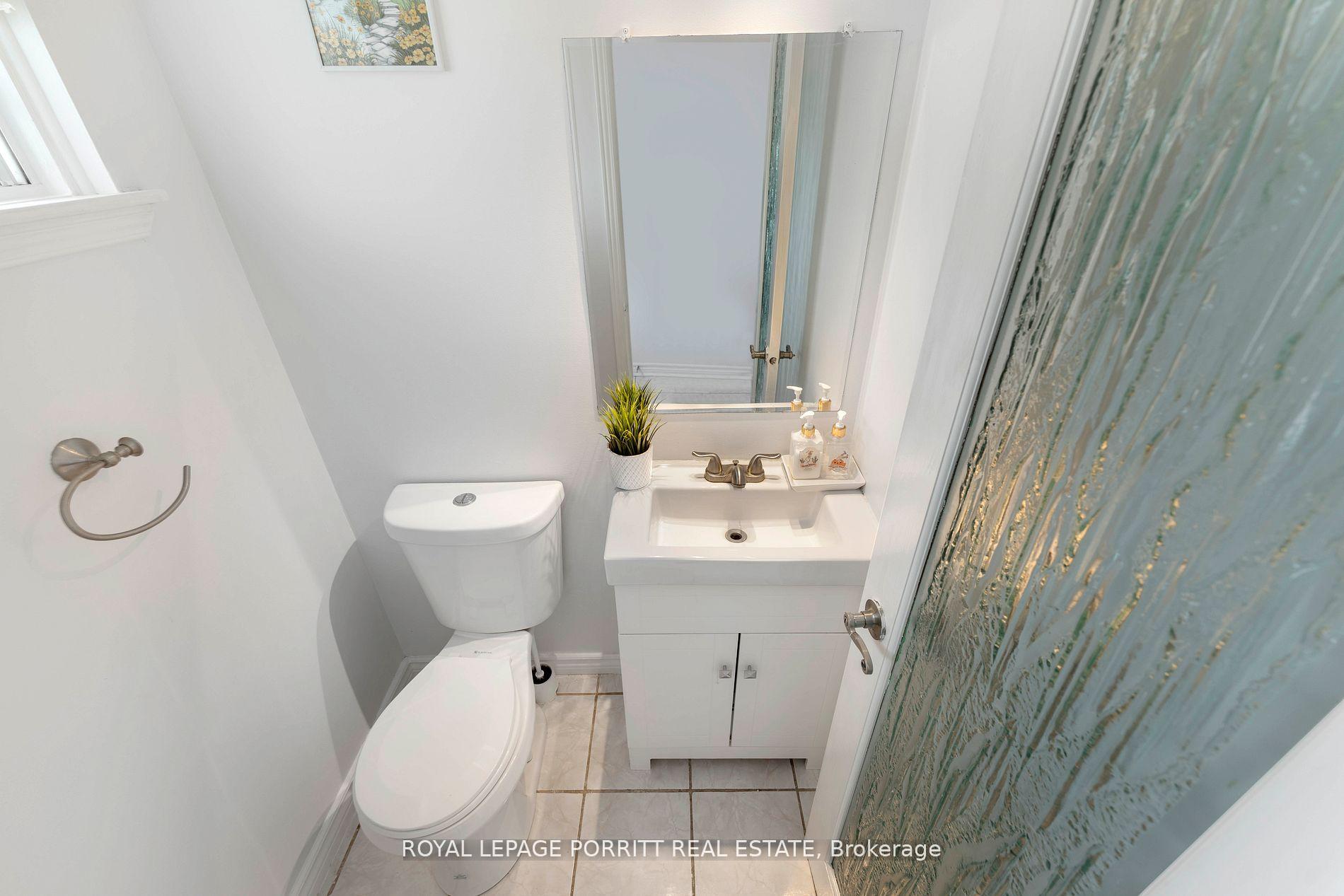 Photo 15 of 32 Chaucer Crescent, Barrie, Letitia Heights — HOMEH