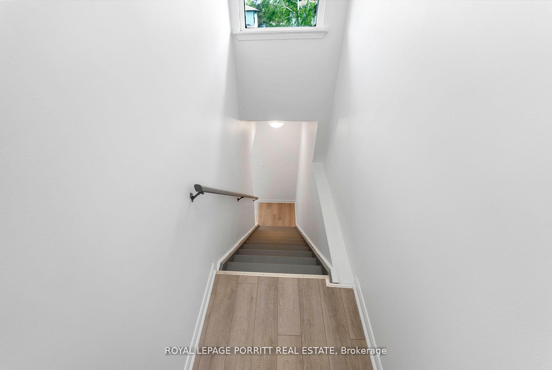 Photo 6 of 32 Chaucer Crescent, Barrie, Letitia Heights — HOMEH