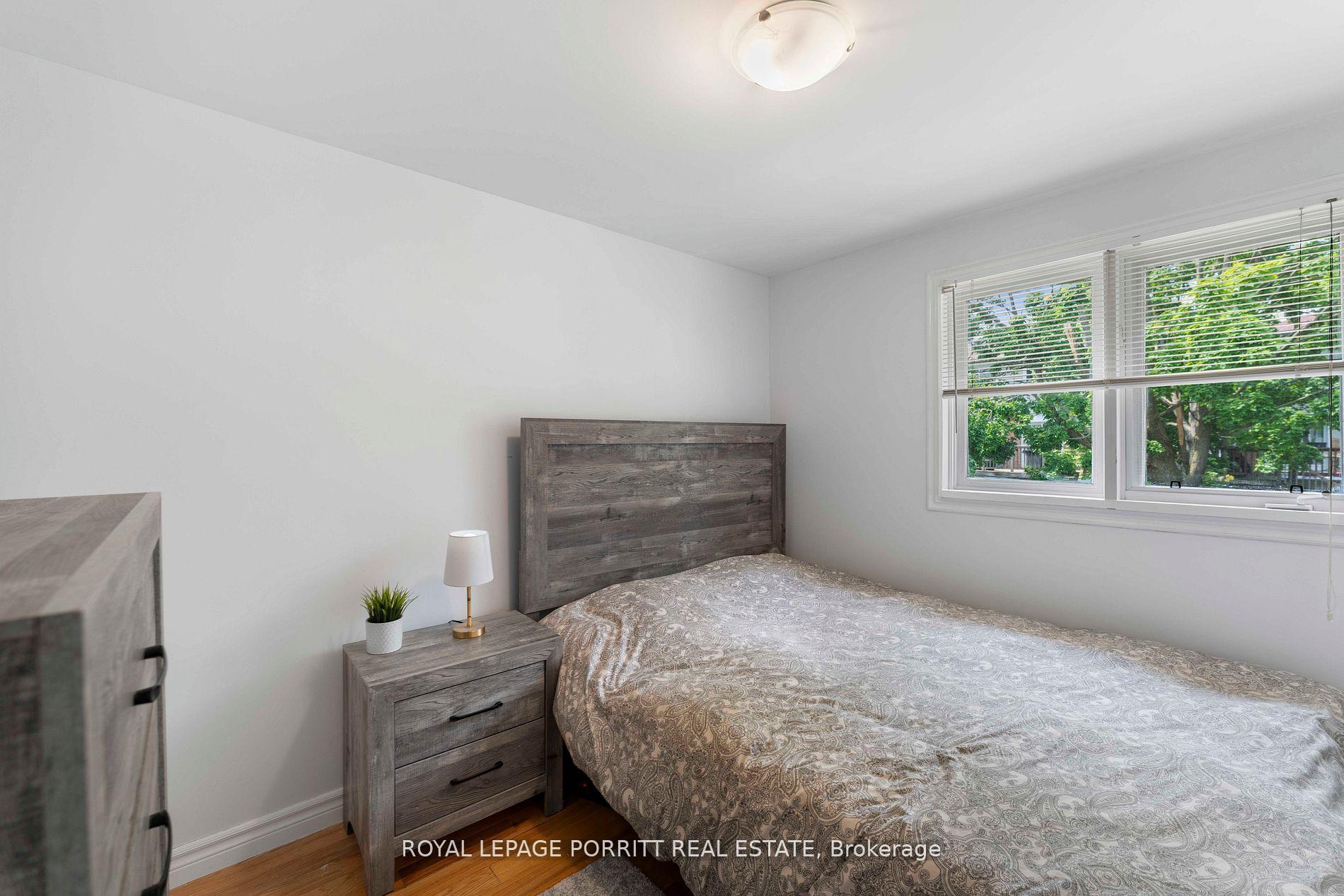 Photo 9 of 32 Chaucer Crescent, Barrie, Letitia Heights — HOMEH