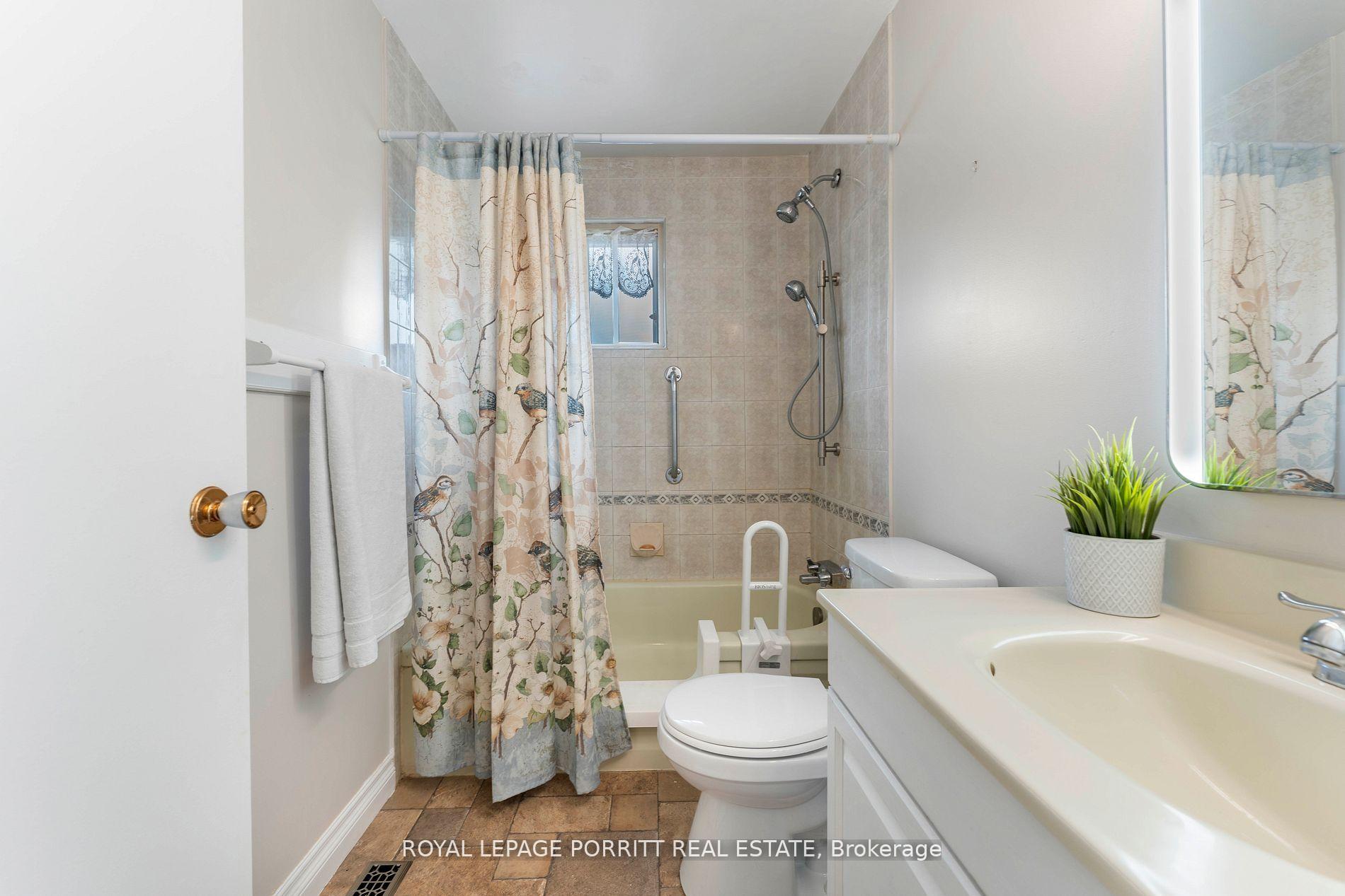 Photo 4 of 32 Chaucer Crescent, Barrie, Letitia Heights — HOMEH