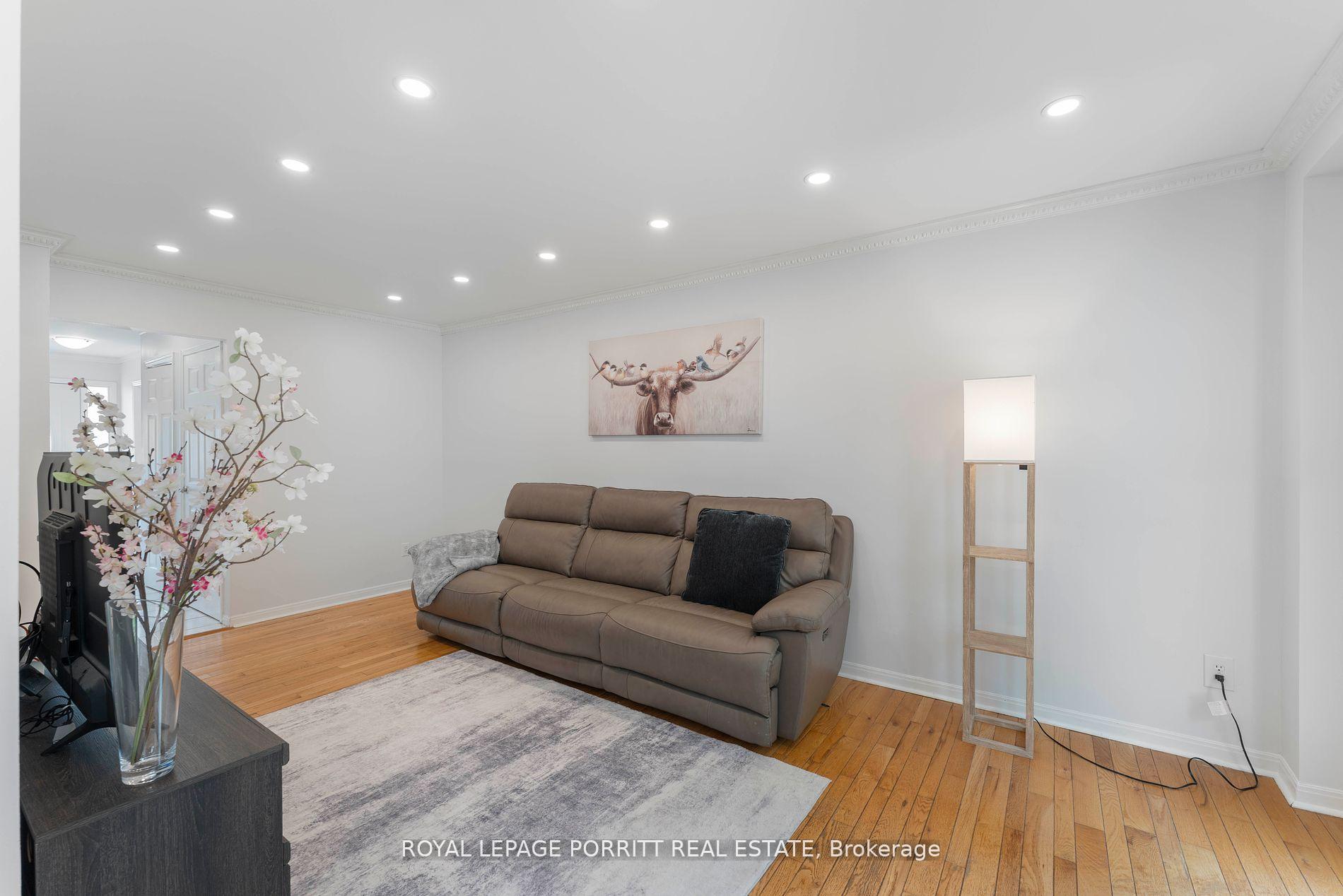 Photo 17 of 32 Chaucer Crescent, Barrie, Letitia Heights — HOMEH