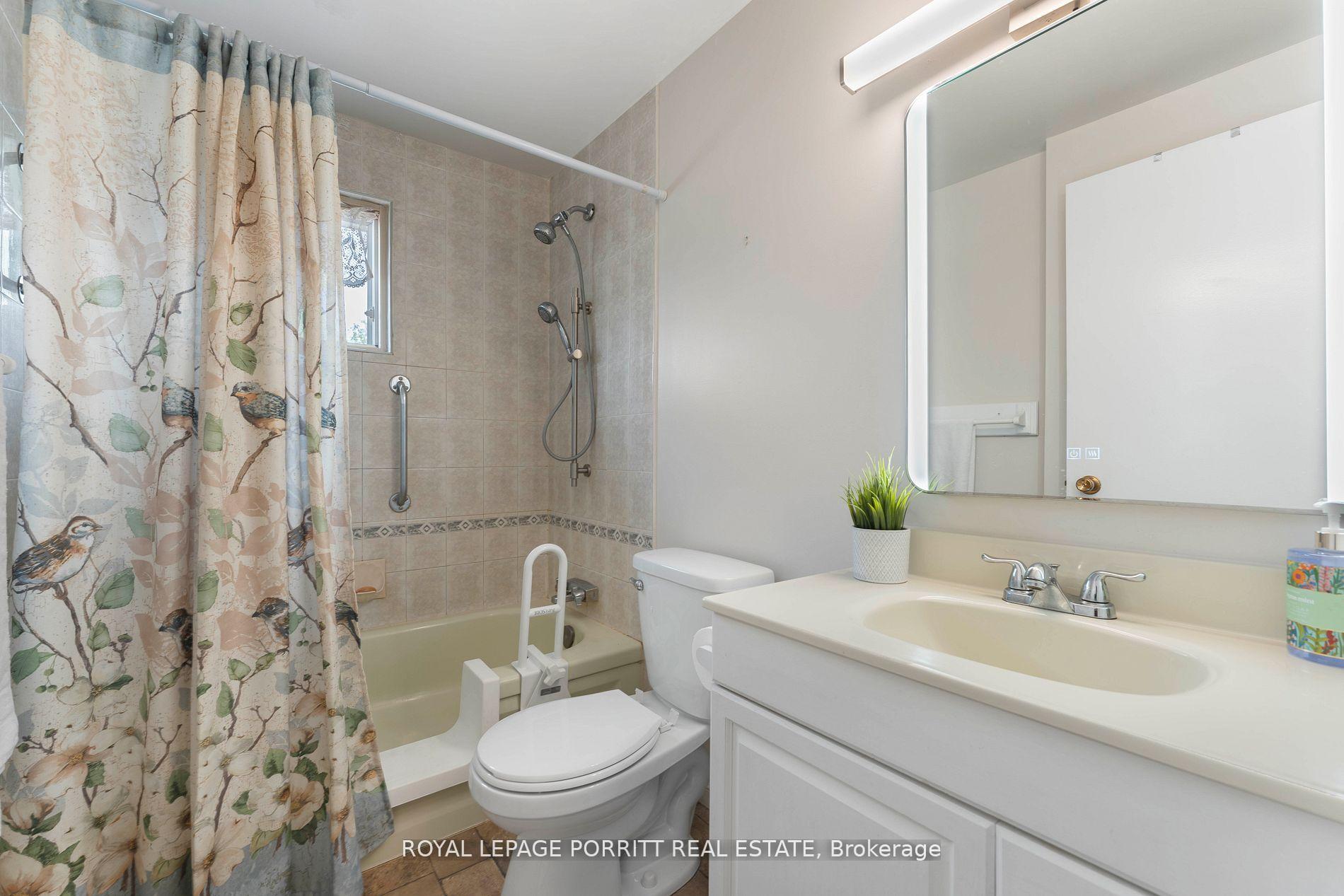 Photo 11 of 32 Chaucer Crescent, Barrie, Letitia Heights — HOMEH