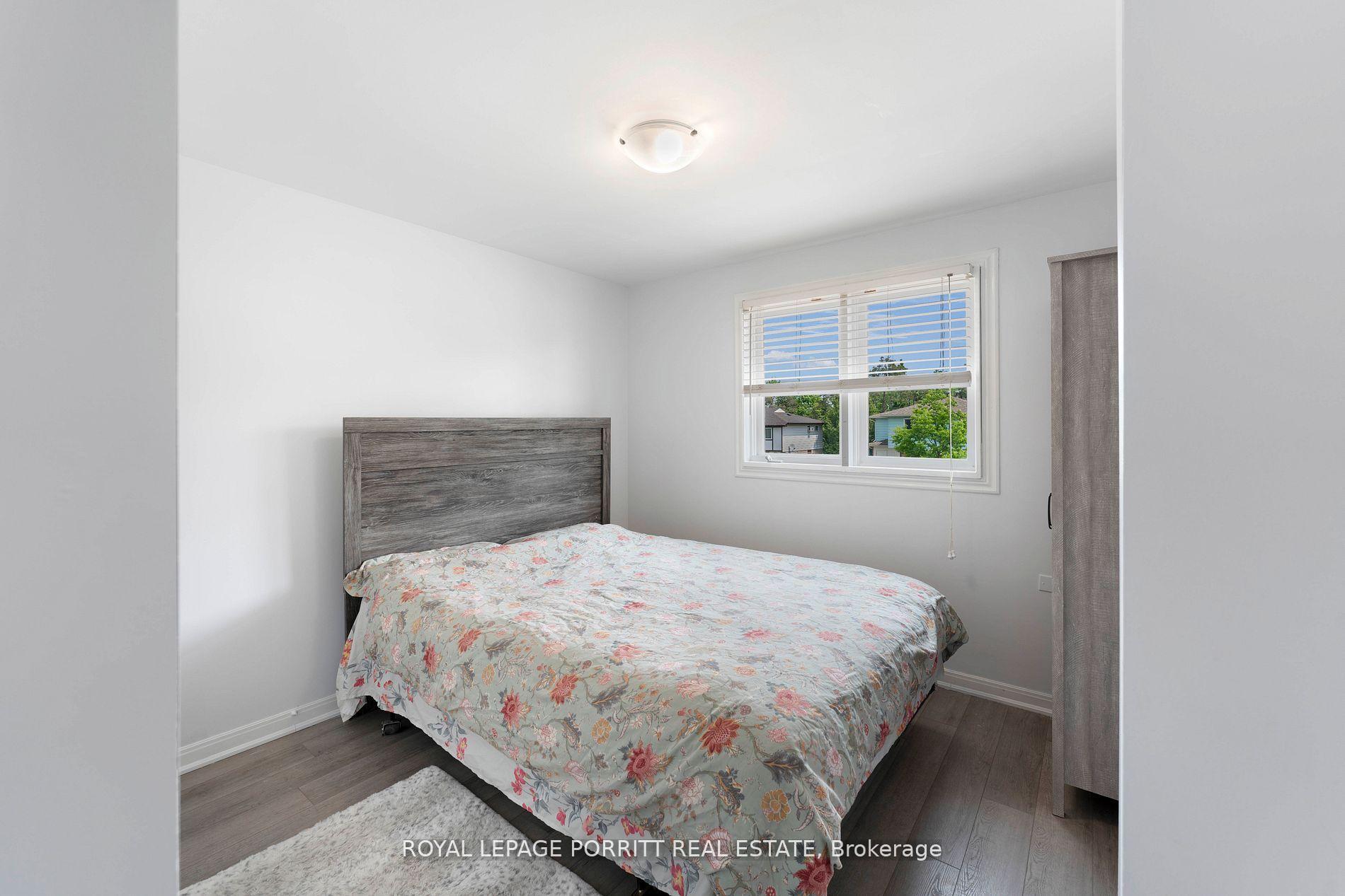 Photo 10 of 32 Chaucer Crescent, Barrie, Letitia Heights — HOMEH