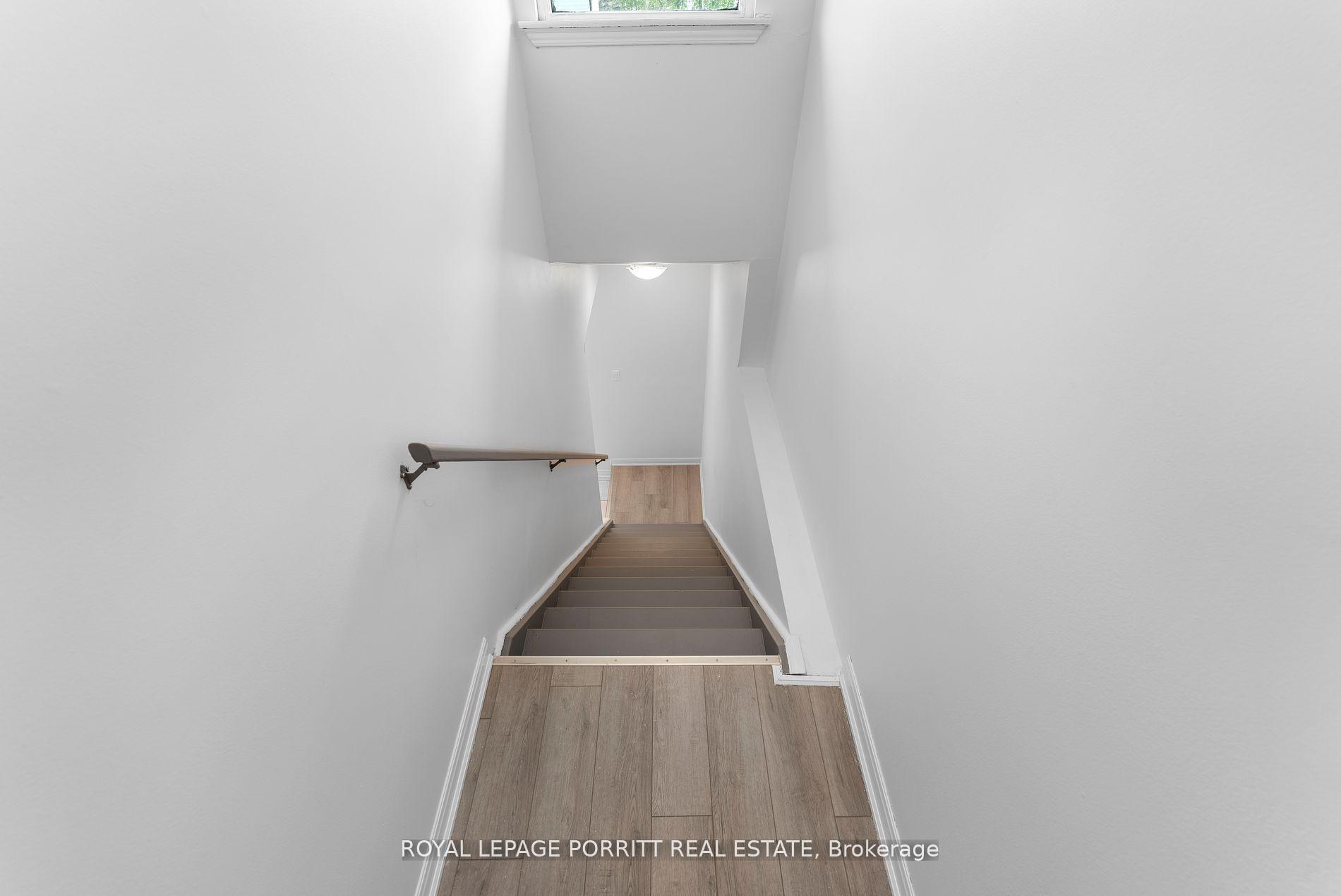 Photo 18 of 32 Chaucer Crescent, Barrie, Letitia Heights — HOMEH