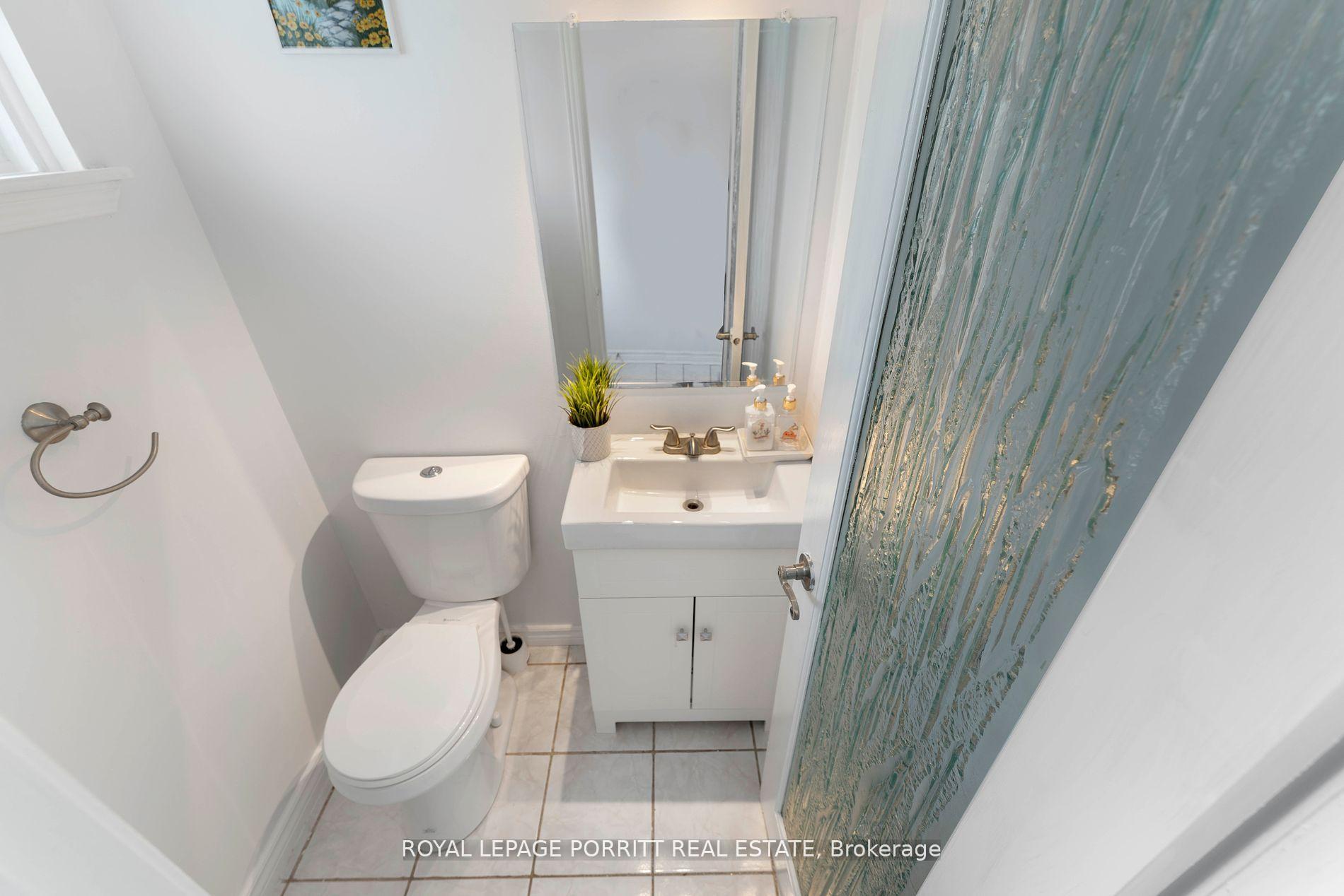 Photo 30 of 32 Chaucer Crescent, Barrie, Letitia Heights — HOMEH