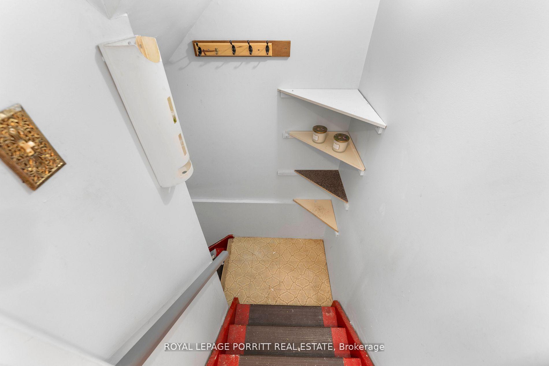 Photo 19 of 32 Chaucer Crescent, Barrie, Letitia Heights — HOMEH