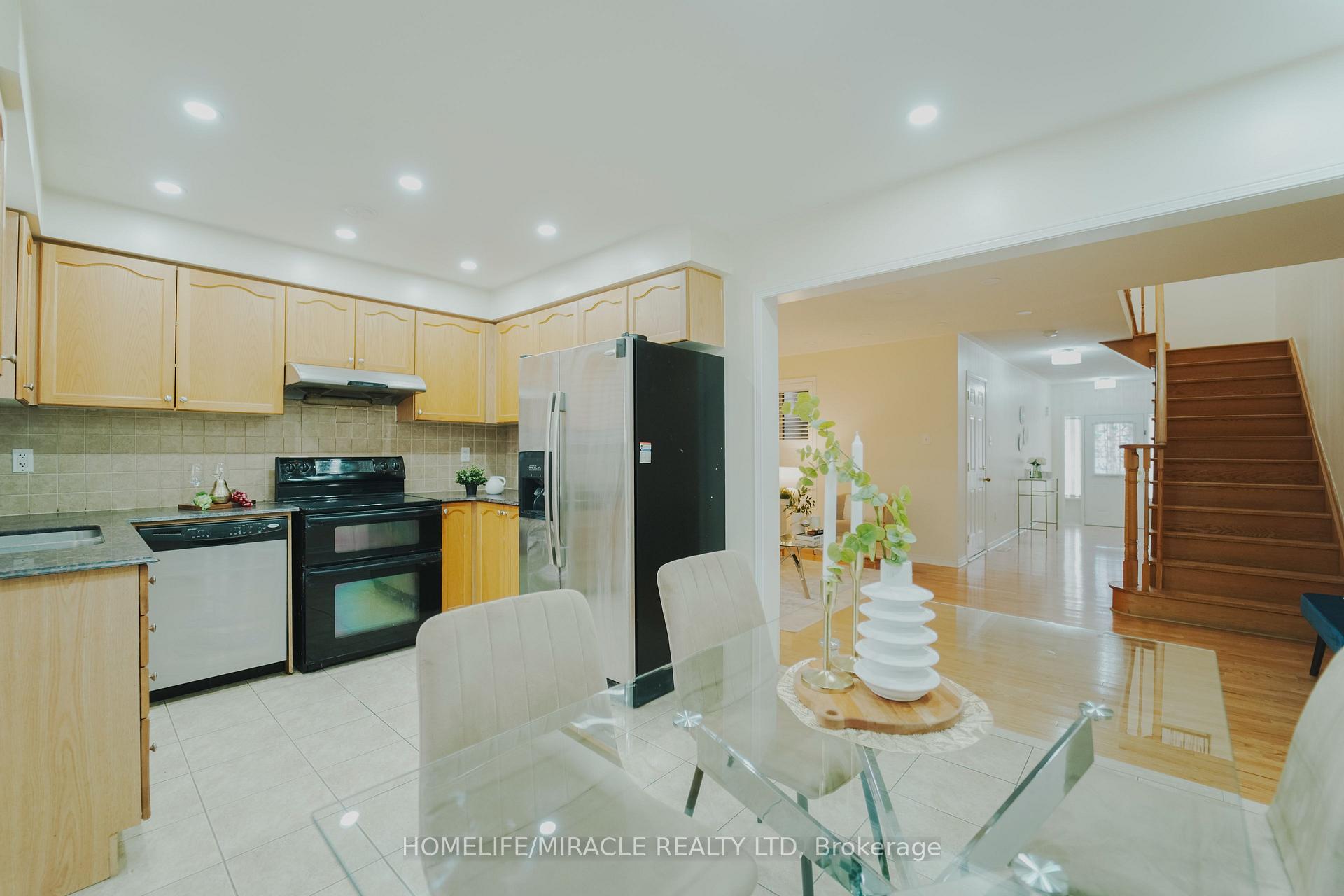 Photo 3 of 169 Crystal Glen Crescent, Brampton, Credit Valley — HOMEH